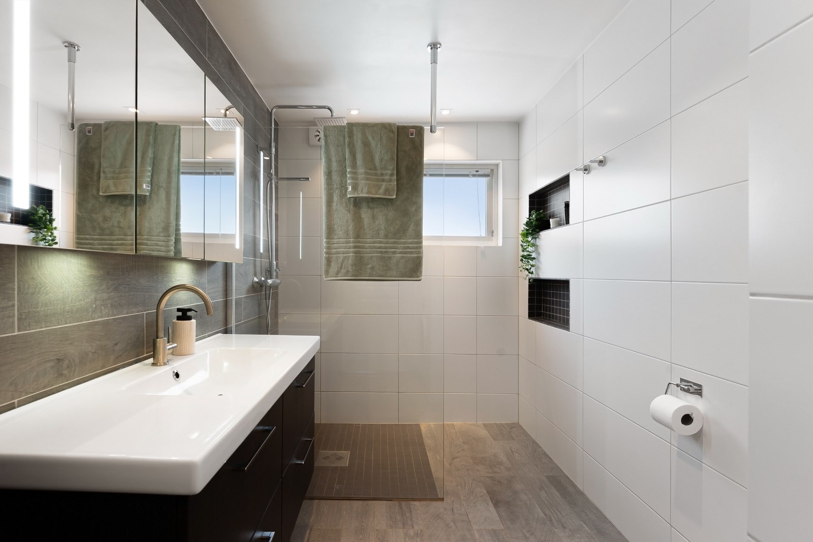 Baderommet ble oppgradert i 2017, med flislagt gulv med gulvvarme og flislagte vegger. Galleribilde