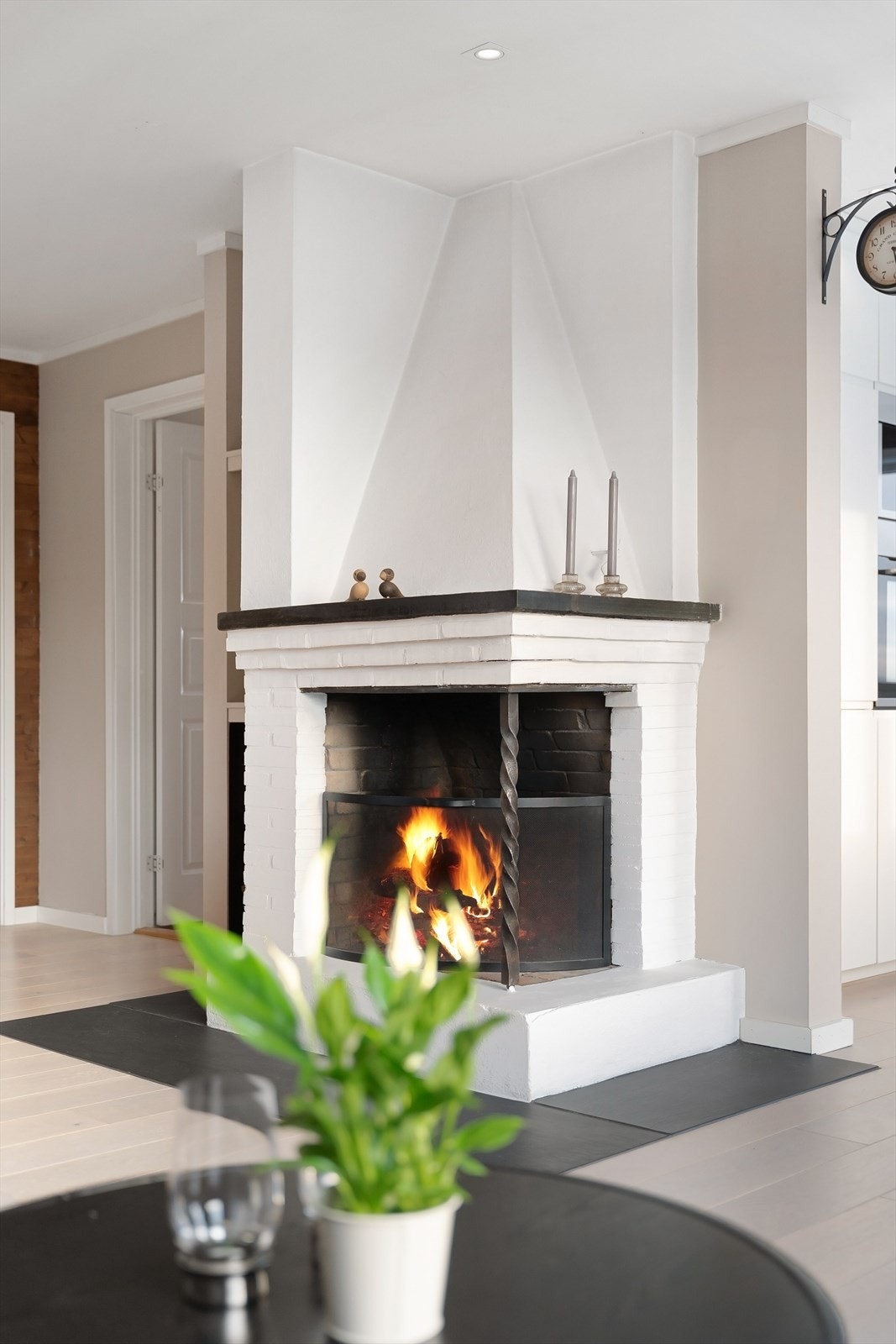 Peisen i stuen gir en behagelig varme og bidrar til en hyggelig atmosfære. Galleribilde