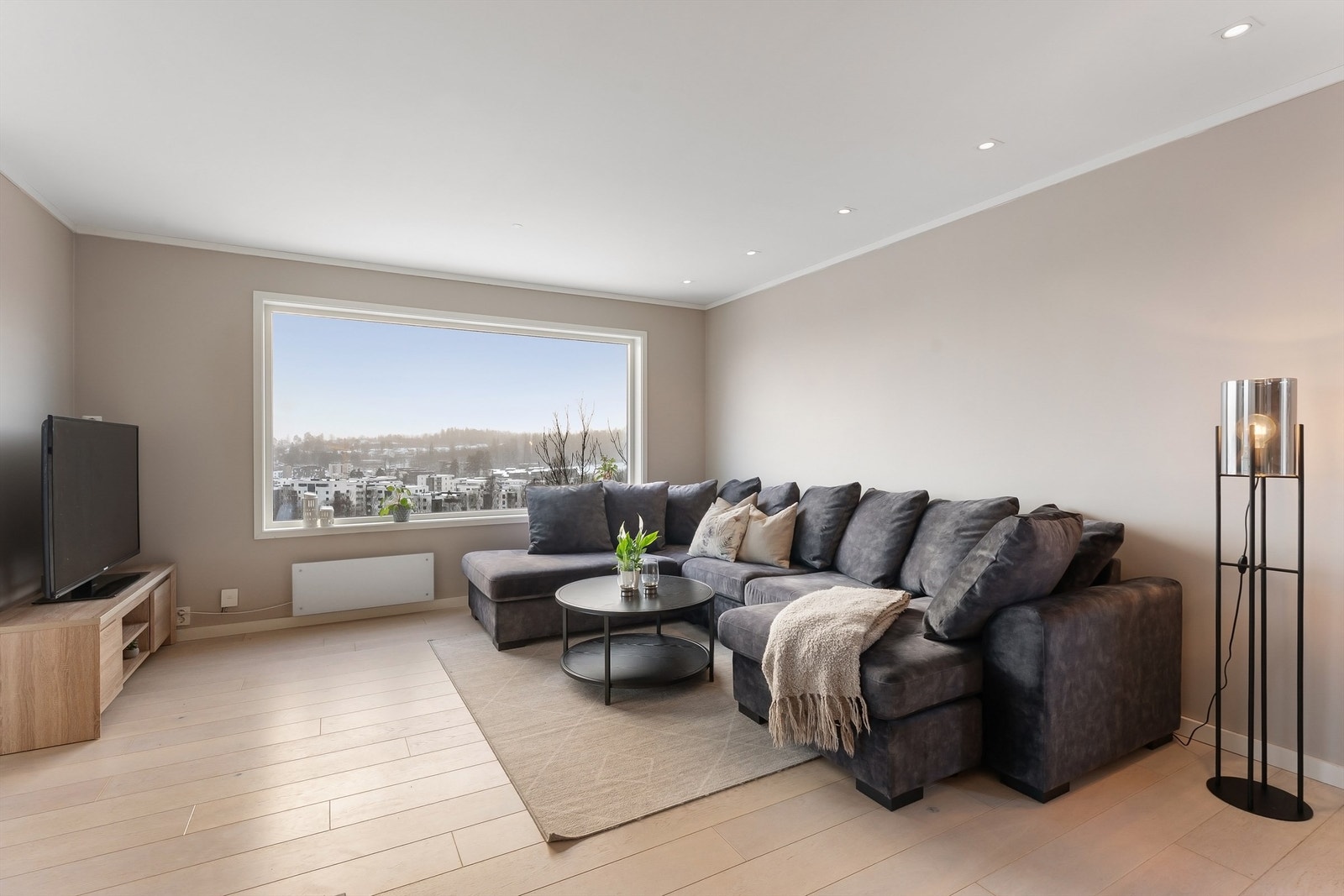 En lys og attraktiv toppetasje med store vindusflater som gir flott utsyn. Galleribilde