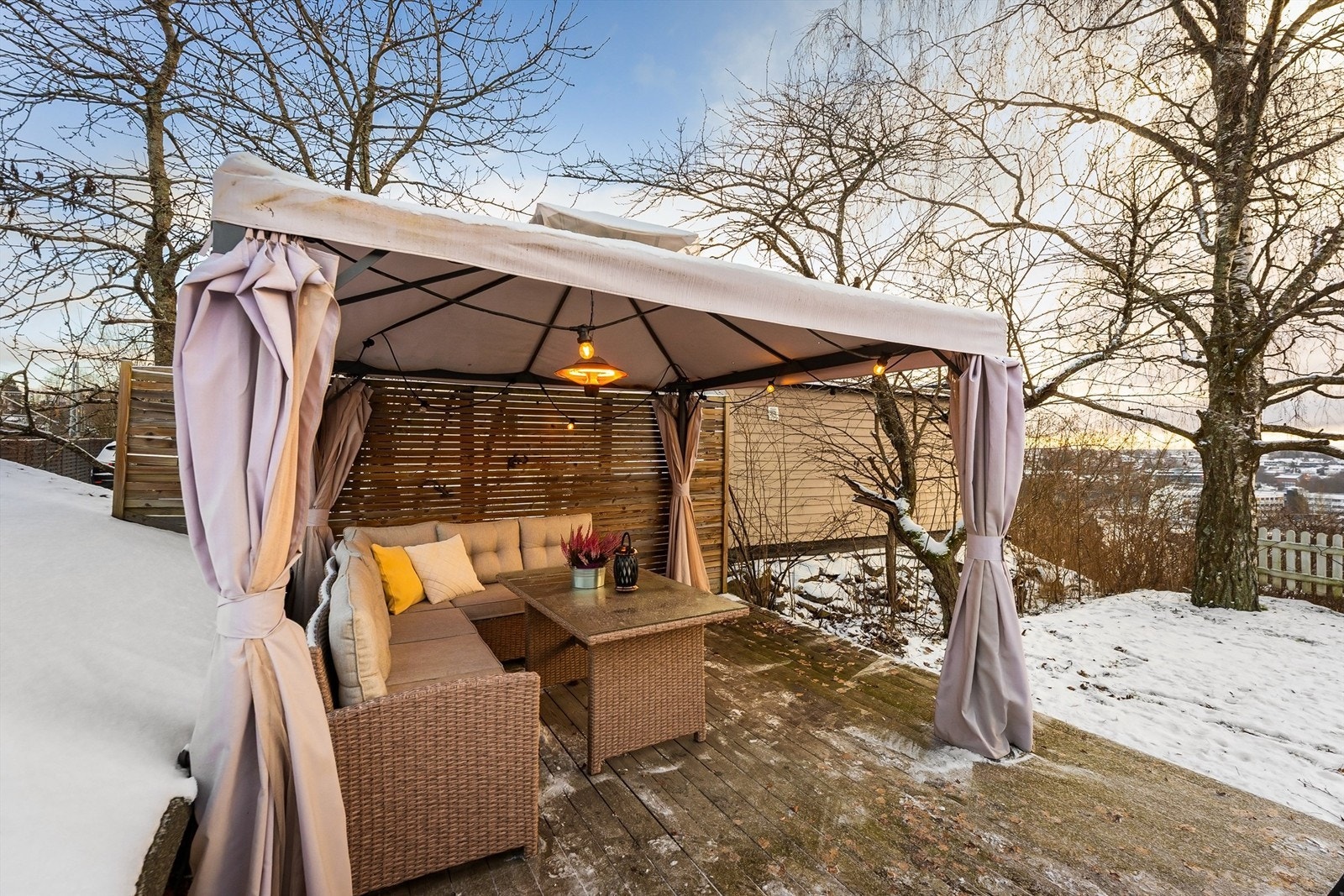 Terrassen er en usjenert og hyggelig uteplass med god plass til utemøbler. Galleribilde