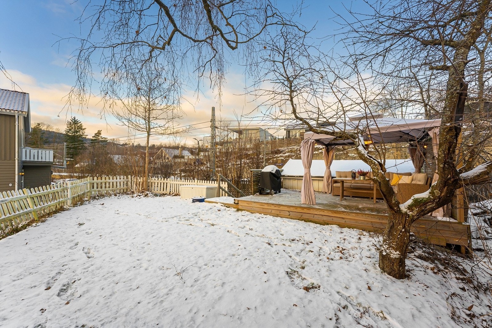 Tomten er opparbeidet med gressplen, diverse beplantning og en solfylt hage. Galleribilde