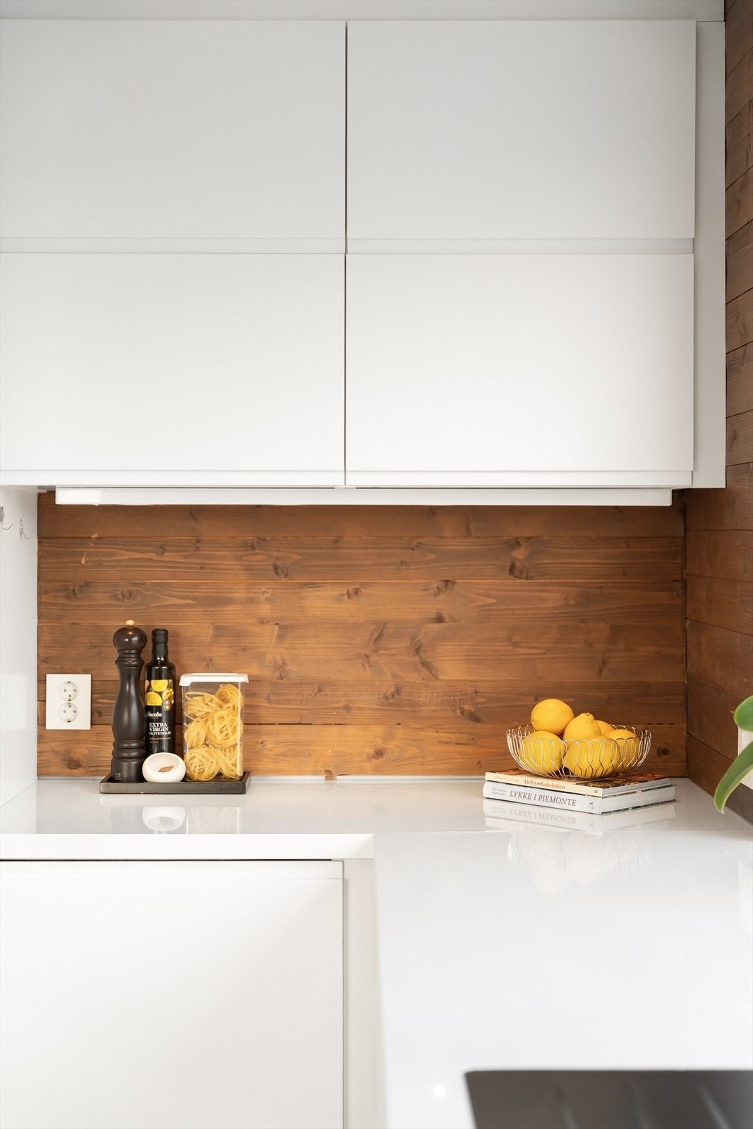 Gode arbeidsflater og benkeskapsbelysning gjør kjøkkenet funksjonelt. Galleribilde