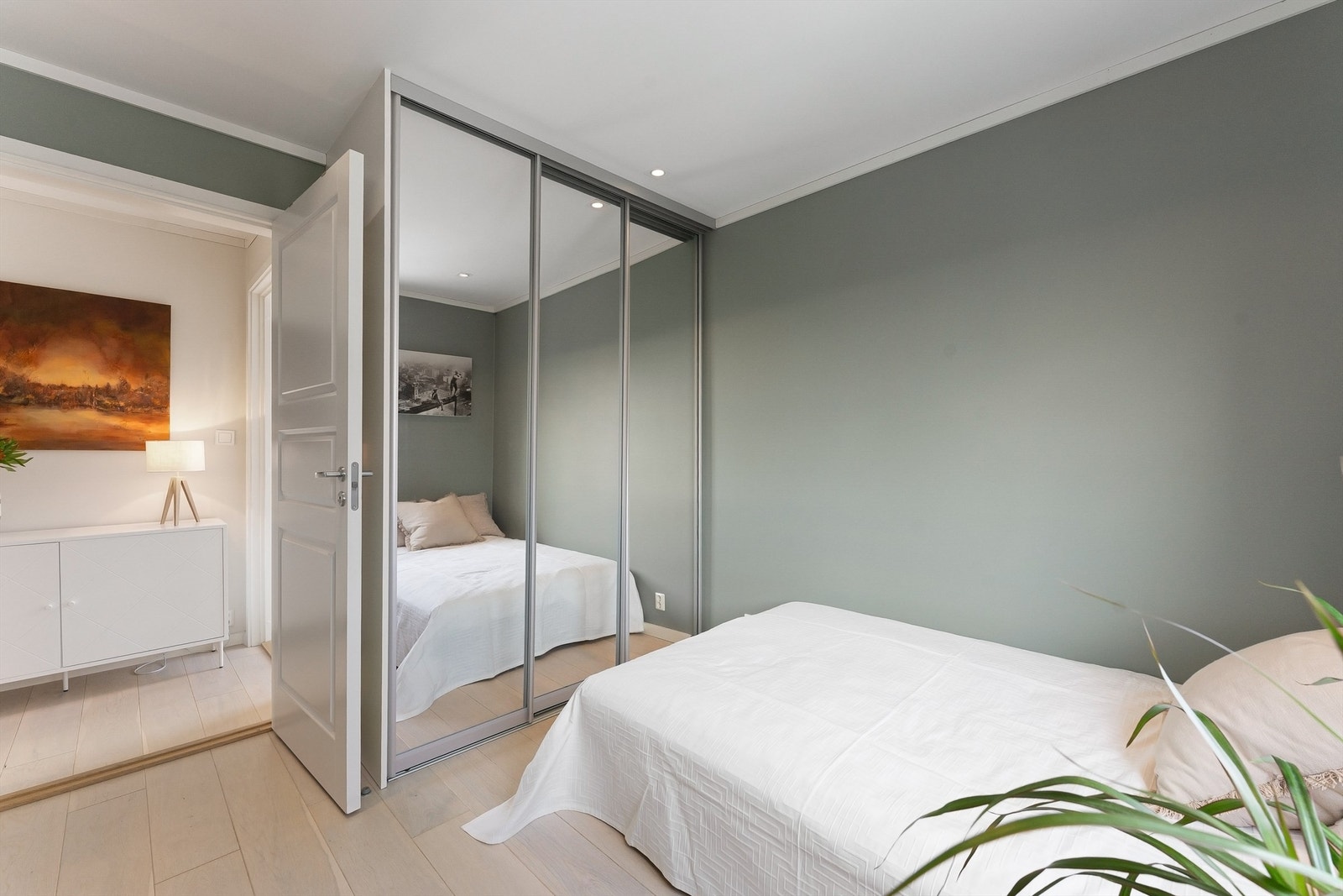 Også dette soverommet er utstyrt med en praktisk skyvedørsgarderobe. Galleribilde