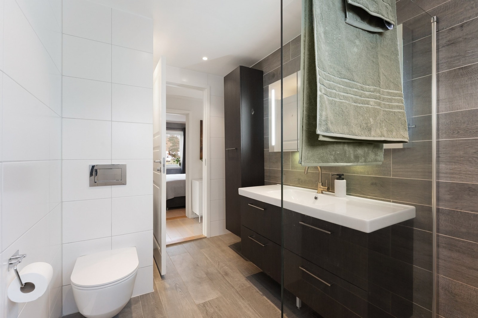 Badet er utstyrt med vegghengt toalett, regndusj og opplegg for vaskesøyle. Galleribilde