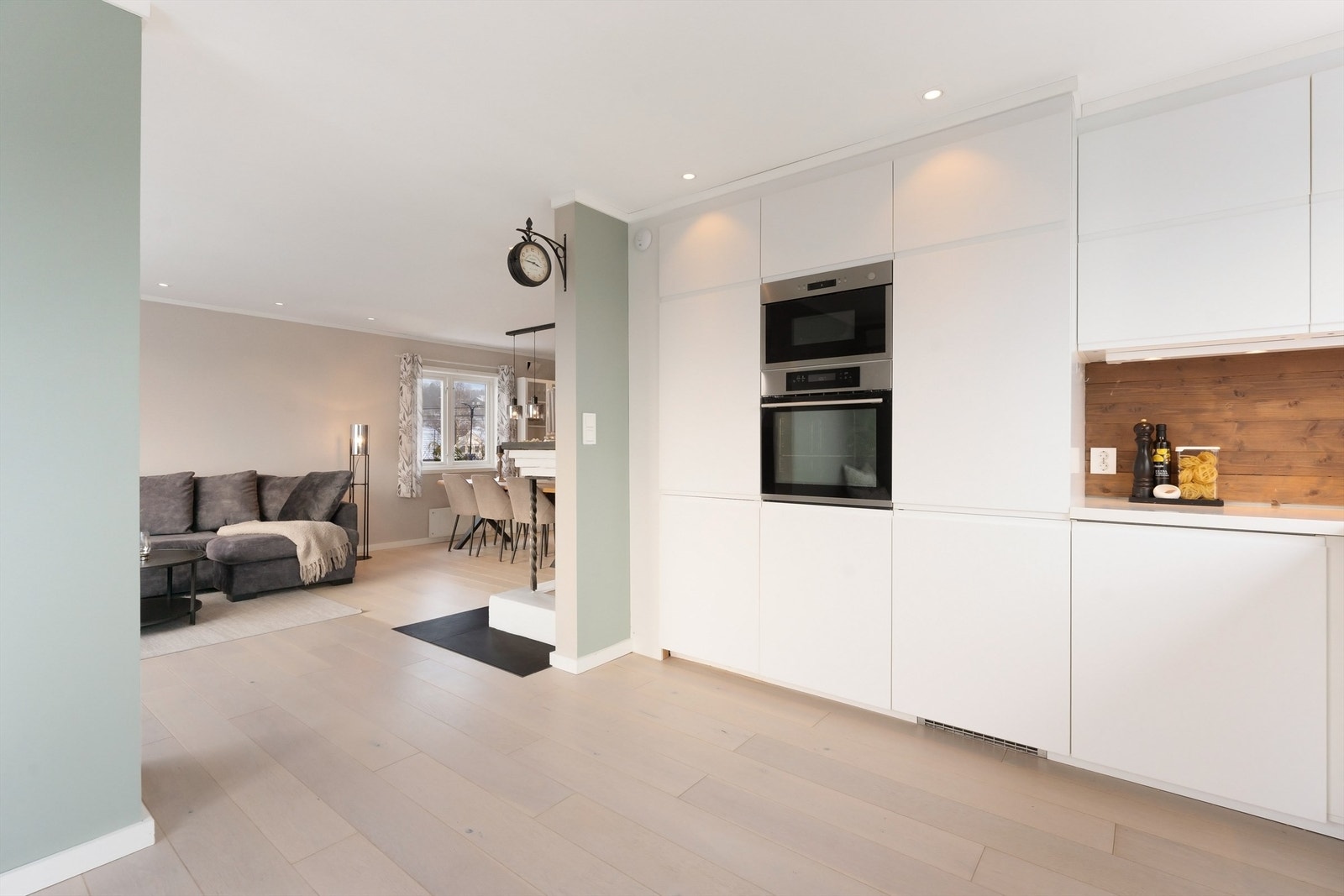 Kjøkkenet er utstyrt med integrert oppvaskmaskin, induksjonstopp og komfyrvakt. Galleribilde