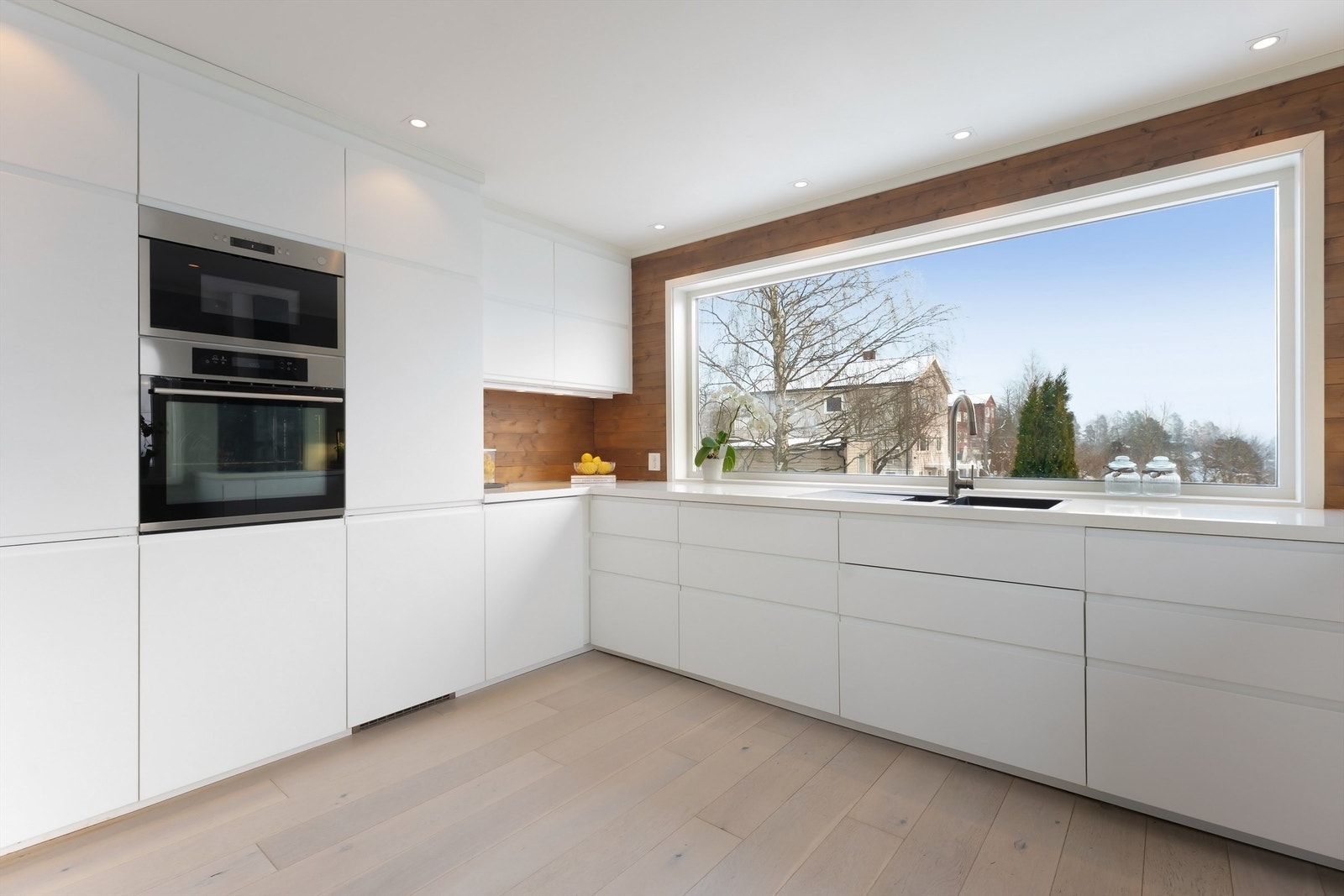 Kjøkkenet ble modernisert i 2017 og har integrert stekeovn, mikrobølgeovn og kjøleskap. Galleribilde