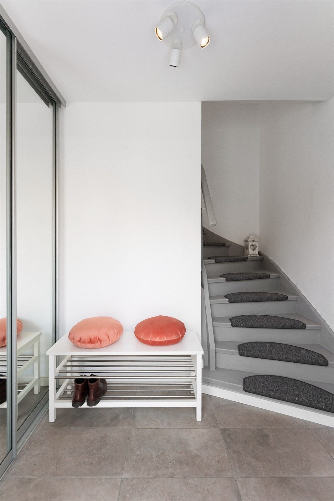 Praktisk skyvedørsgarderobe i entréen gir gode oppbevaringsmuligheter. Galleribilde