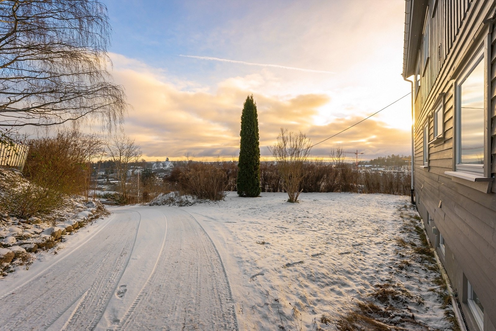 Asfaltert gårdsplass med gode parkeringsmuligheter. Galleribilde
