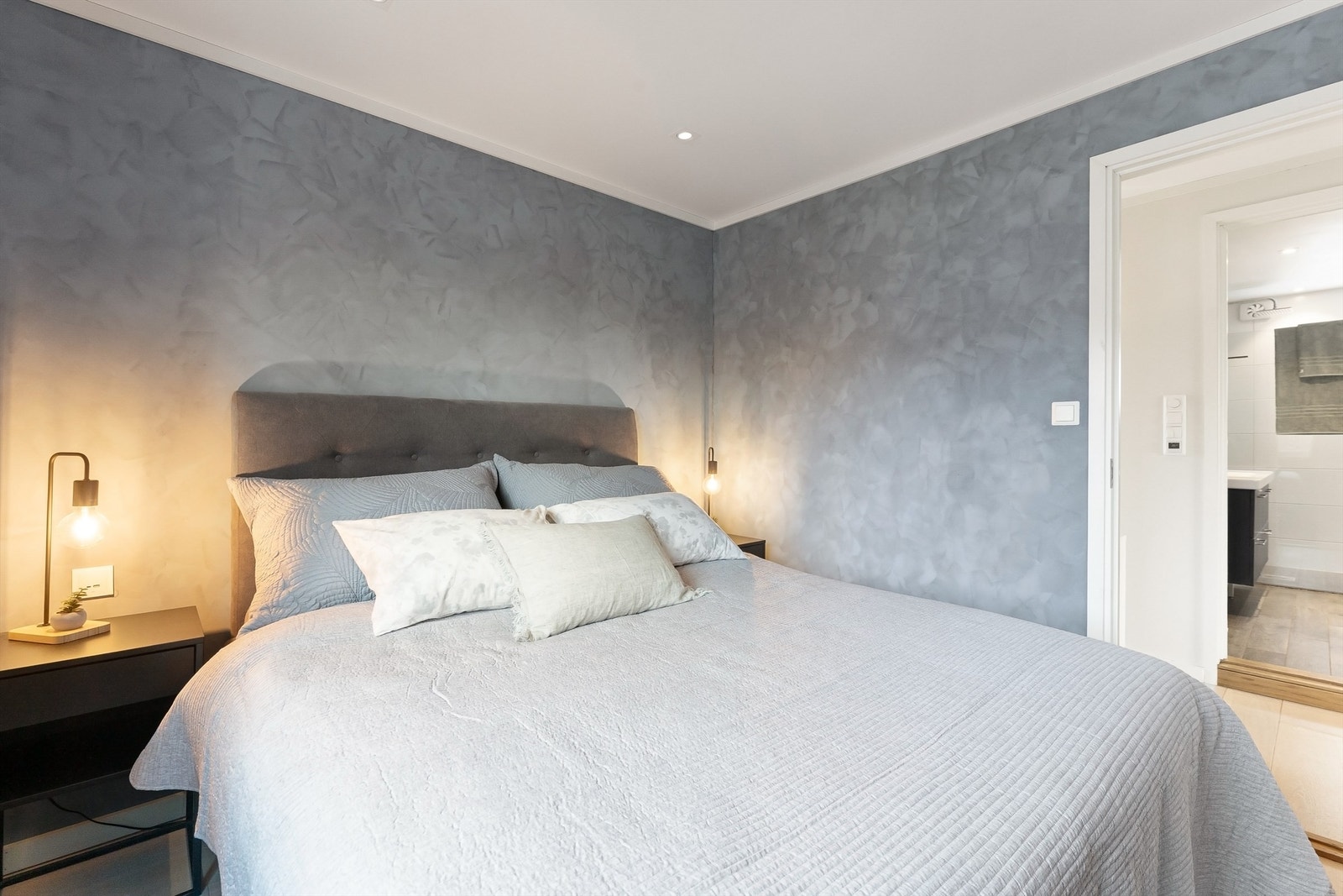 Rommet har en-stavs parkett og nedsenket himling med downlights. Galleribilde