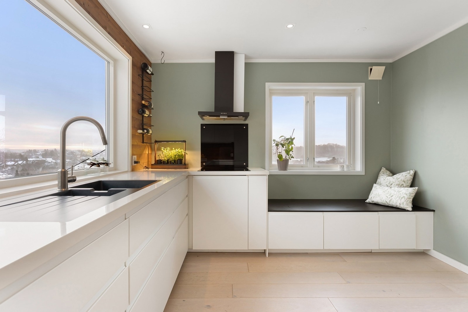 Innredning med slette fronter, laminatbenkeplate og planlimt oppvaskkum i kompositt. Galleribilde