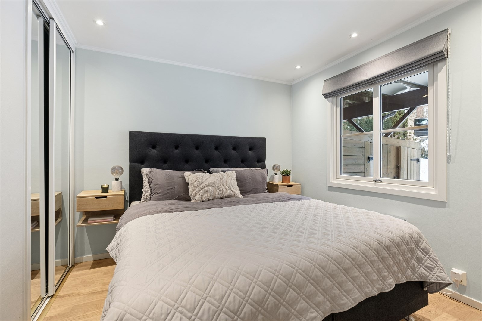 Lun og harmonisk hovedsoverom med god plass og smakfulle detaljer. Galleribilde