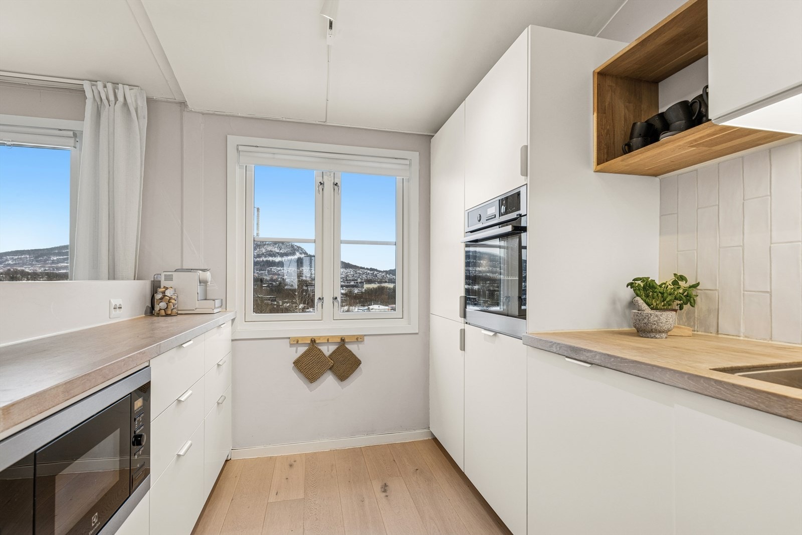 Moderne kjøkken med rene linjer og utsikt som løfter romfølelsen. Galleribilde