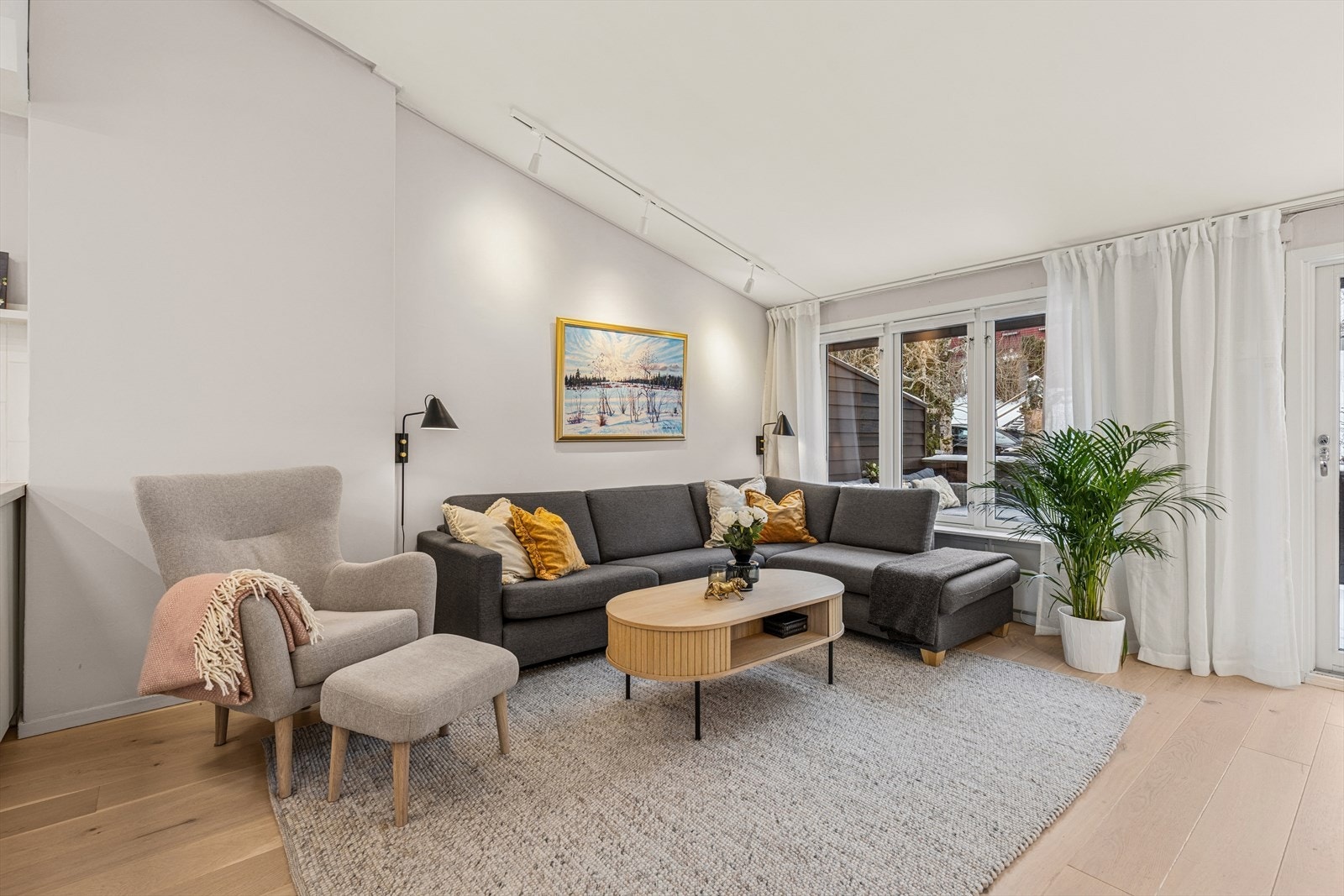 Behagelig stuesone med god plass og tidløse materialer. Galleribilde