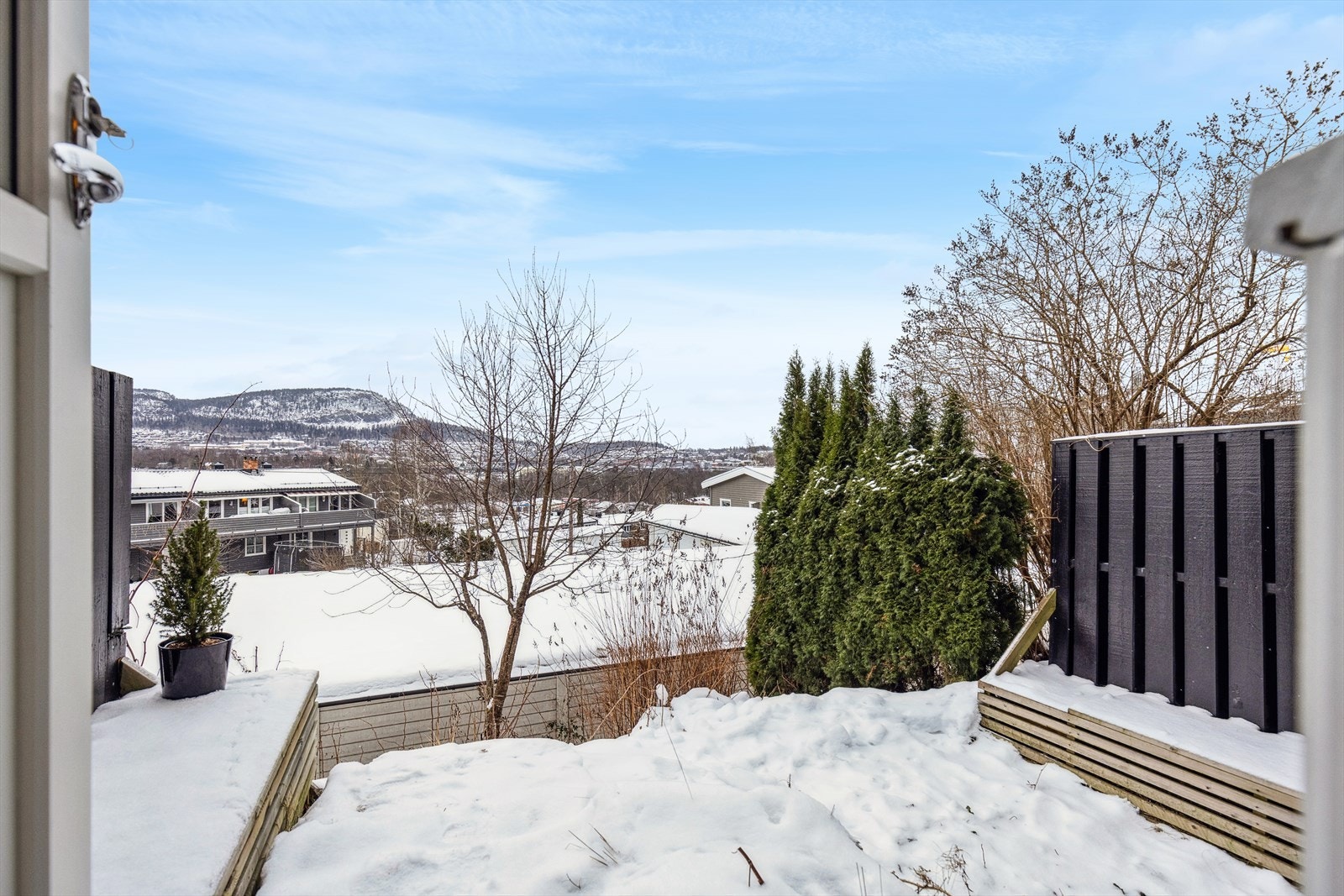 Uteområde med åpent utsyn over nærområdet. Galleribilde