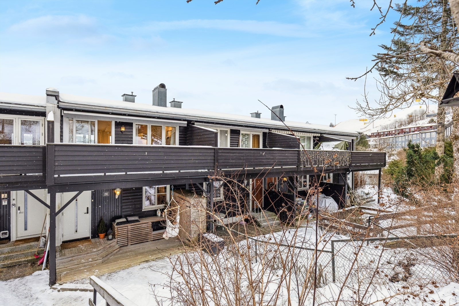 Rekkehus med gjennomgående fasade og gode uteplasser Galleribilde