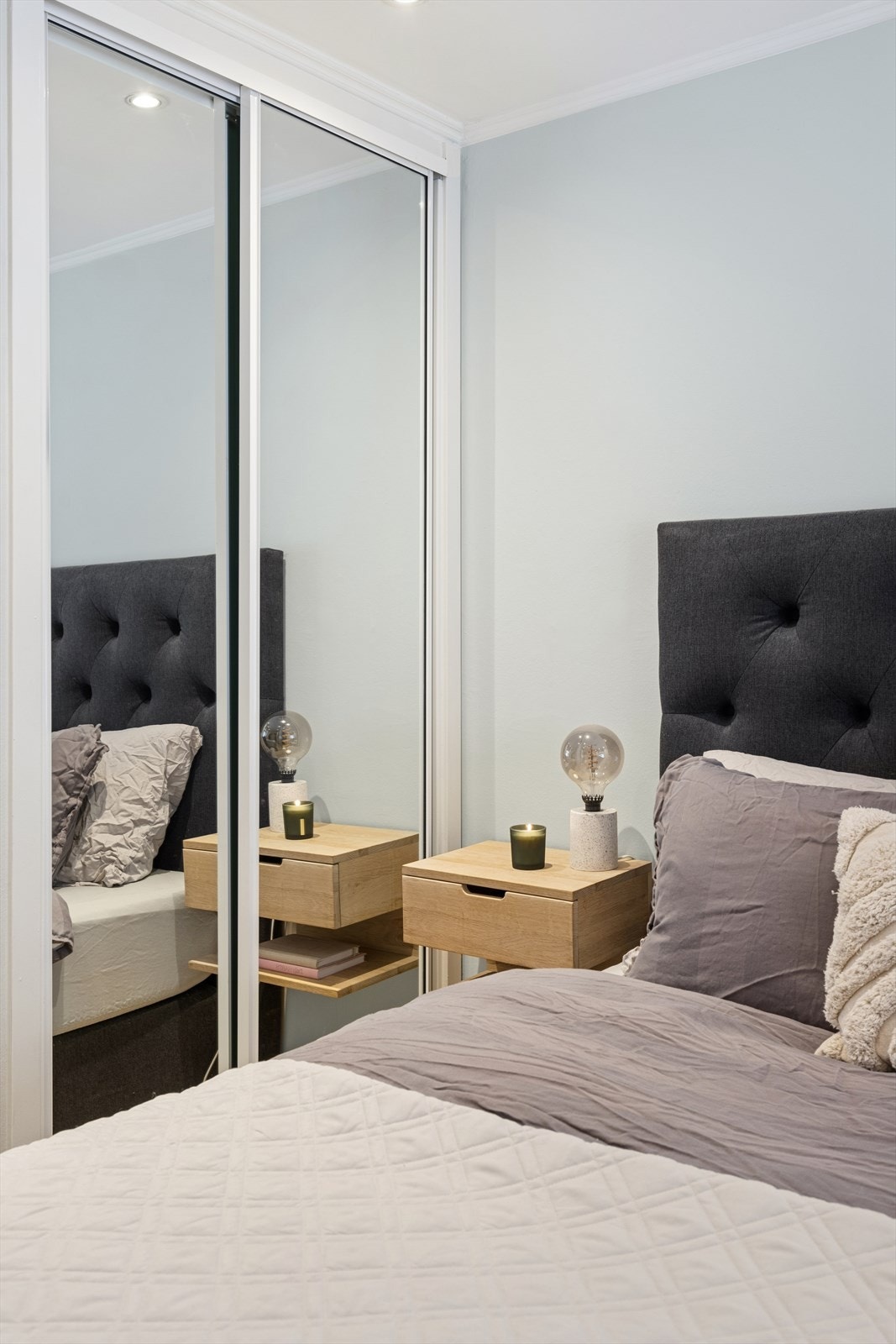 Garderobeløsning med speilfronter som åpner opp rommet og gir en god romfølelse. Galleribilde