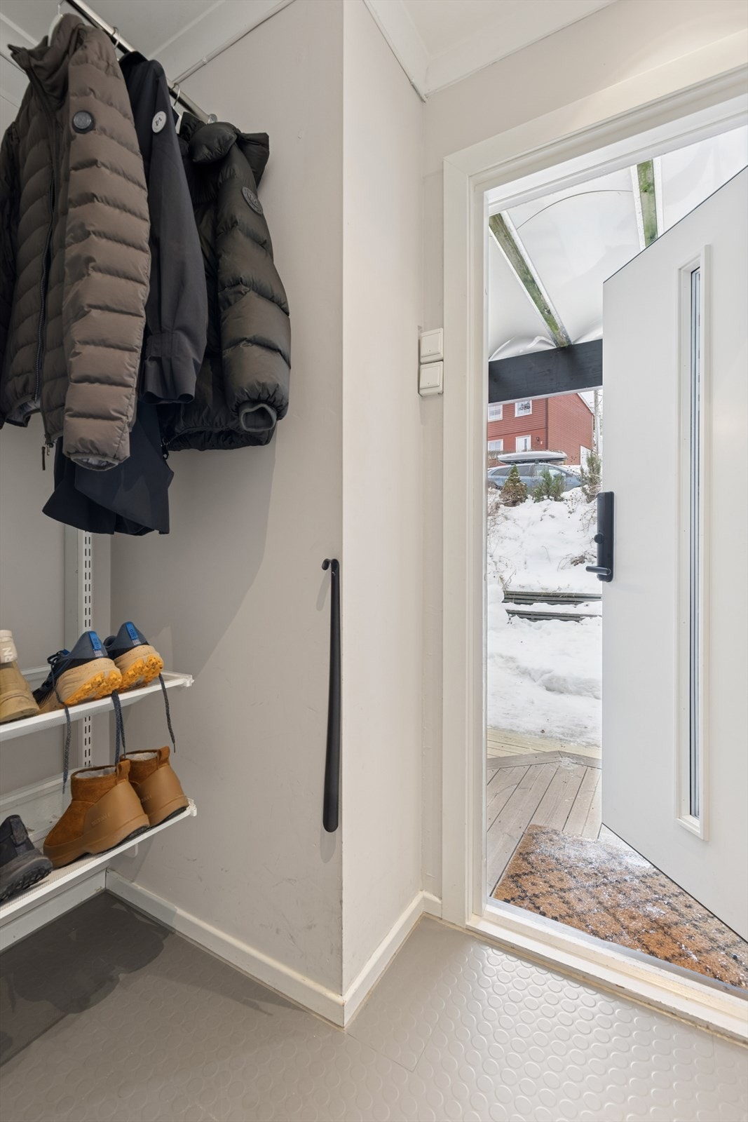 Praktisk entré med plass til yttertøy og sko. Galleribilde