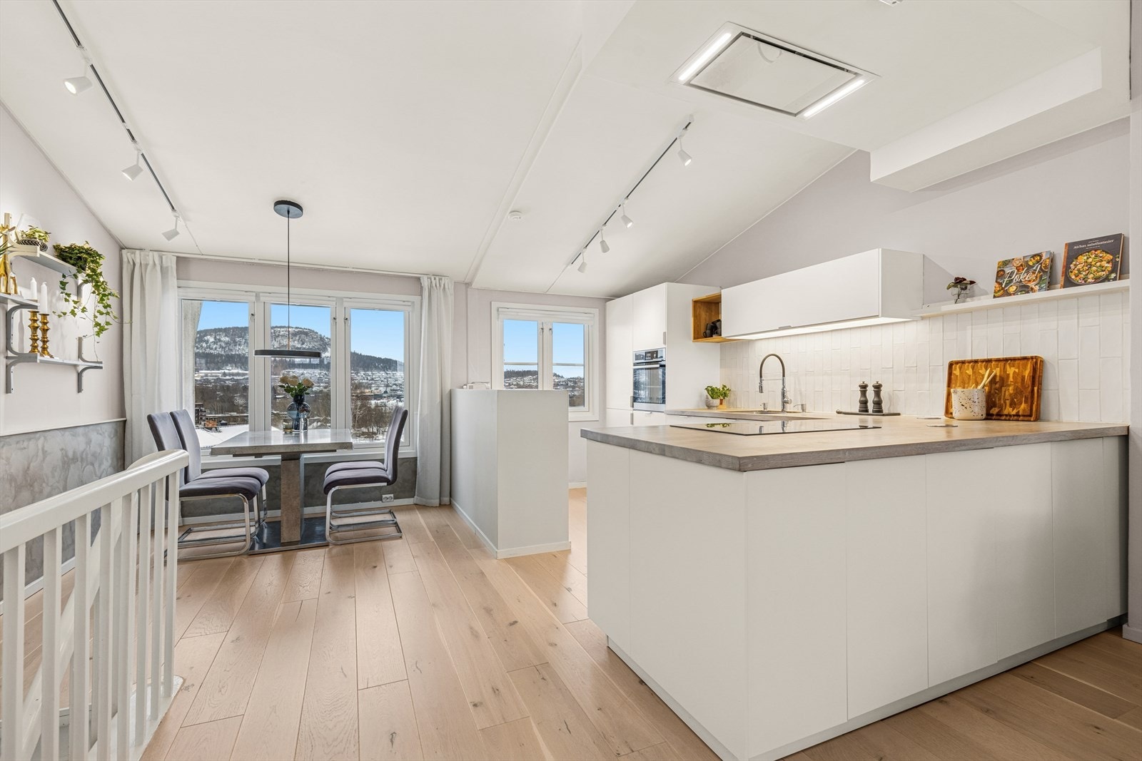 Lyst og stilrent allrom med åpen løsning og flott utsikt. Galleribilde