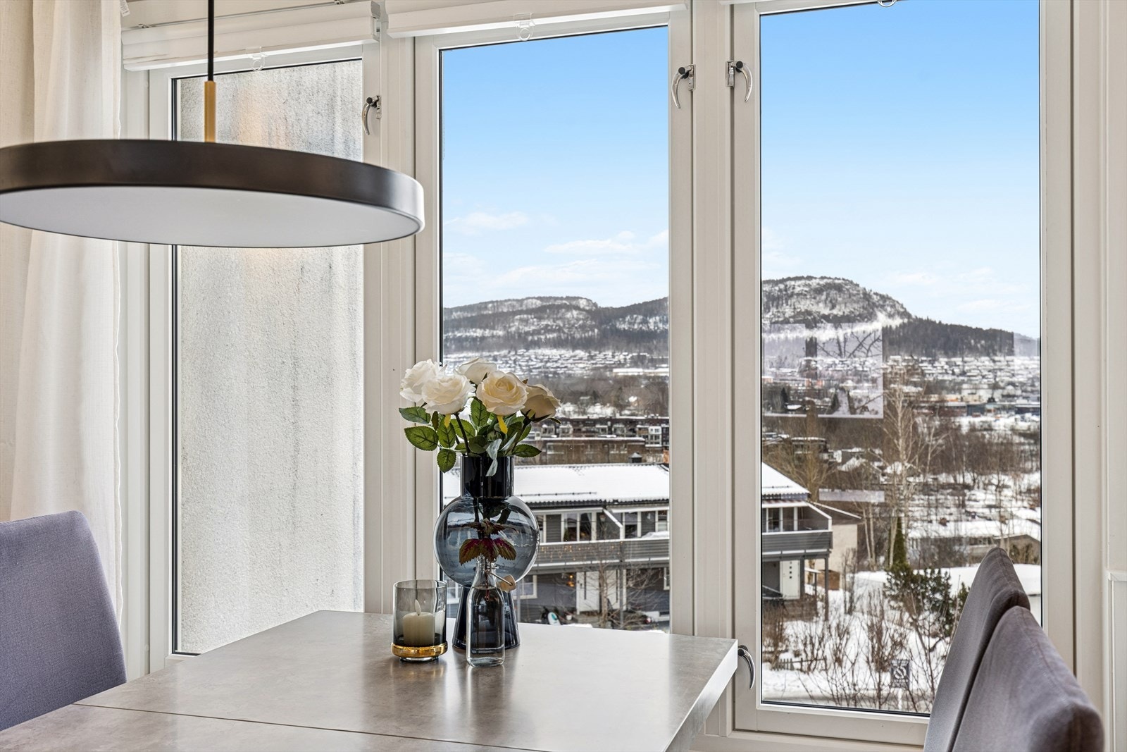 Lys og innbydende spiseplass med store vindusflater som gir rikelig dagslys og flott utsikt mot nærområdet. Galleribilde