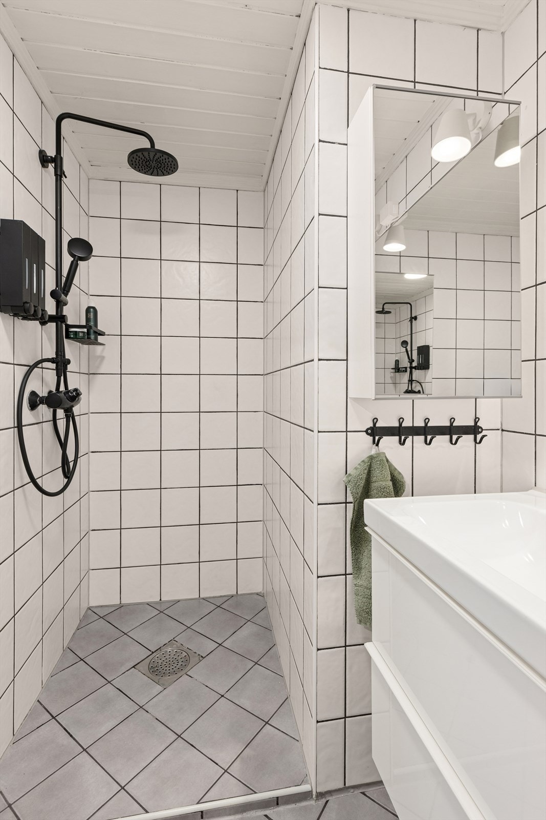 Romslig bad med dusjhjørne. Galleribilde