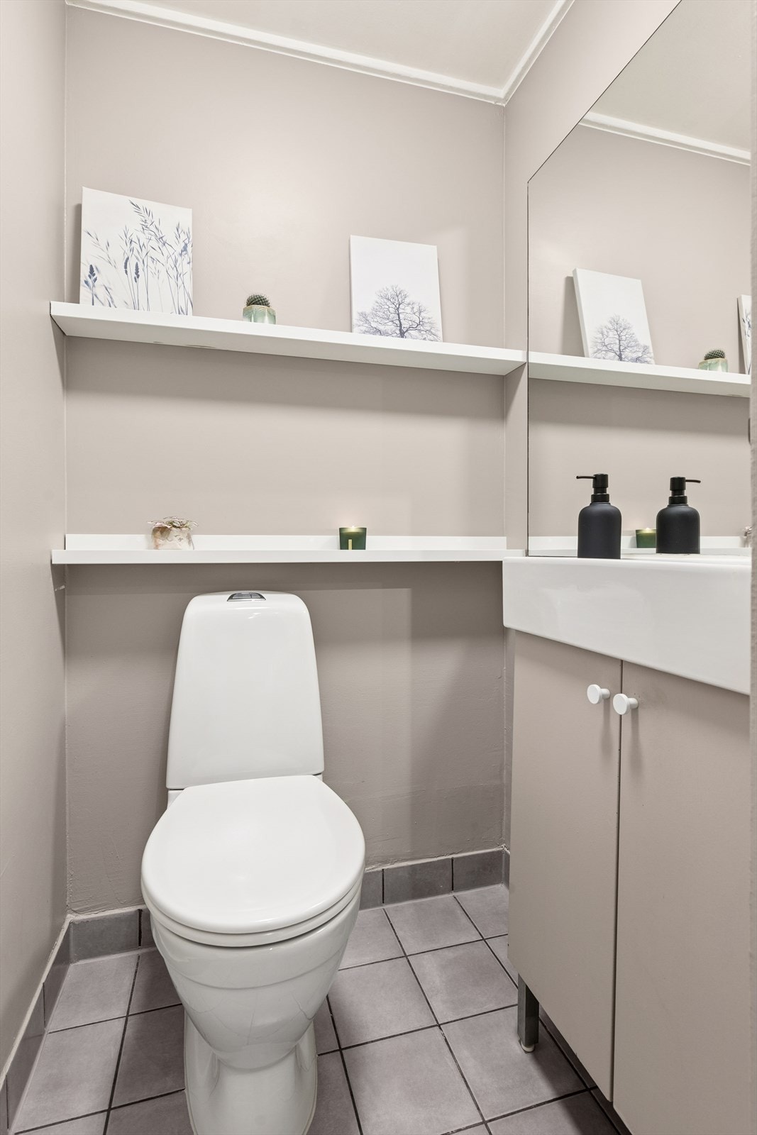 Separat toalettrom med en lunt og moderne fargevalg. Galleribilde