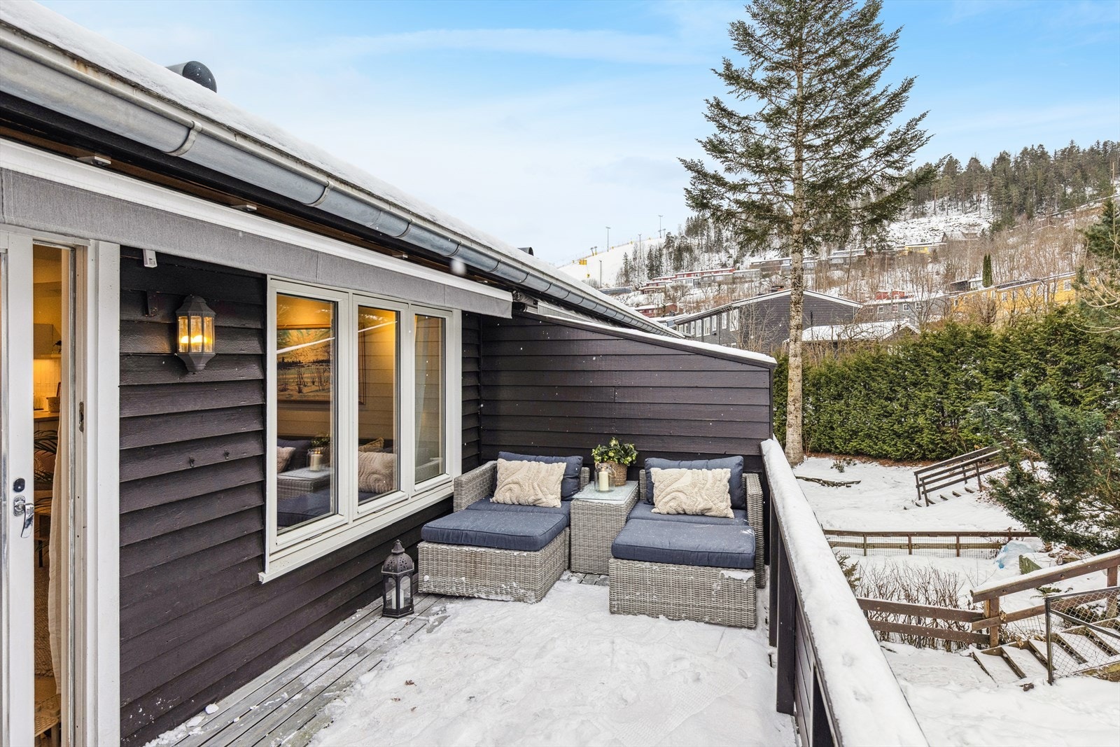 Terrasse med god plass og utsyn mot nærområdet. Galleribilde