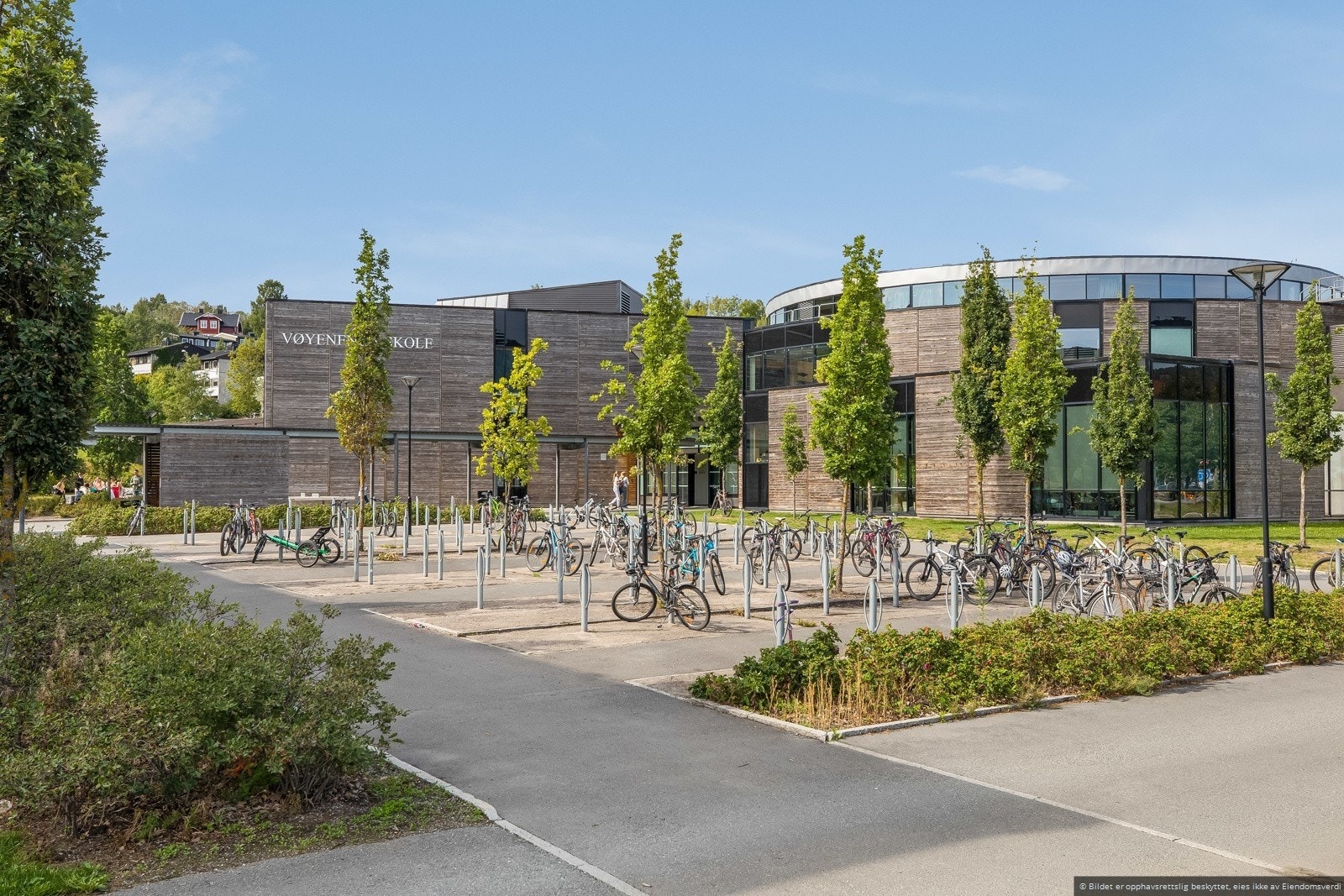 Det er kort gangavstand til både skole og barnehager. Galleribilde
