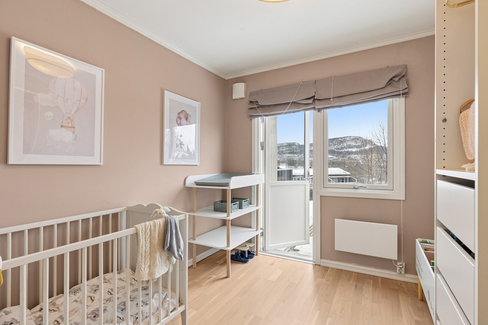 Lyst rom med myke fargetoner og god plassutnyttelse. Galleribilde