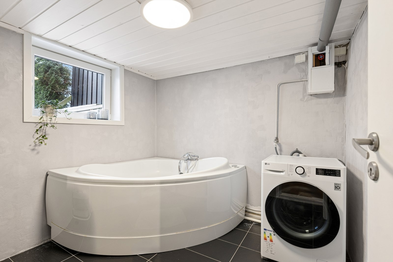Rom med både badekar og plass for vaskemaskin. Galleribilde