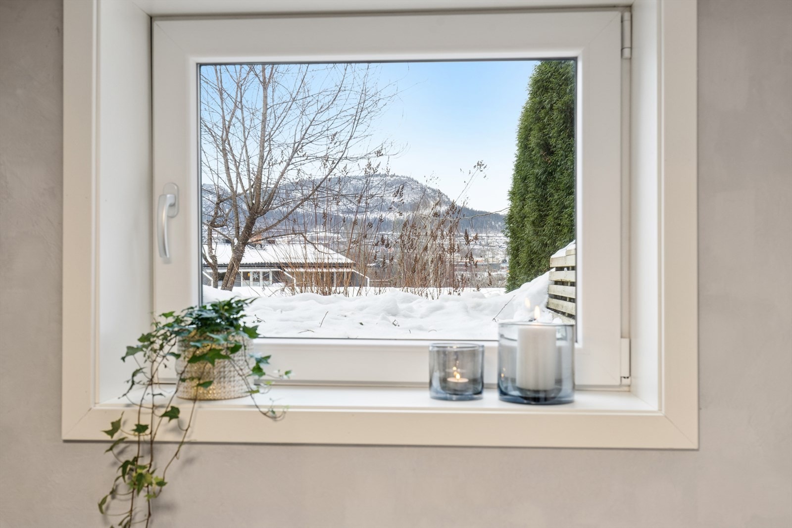 Hyggelig utsyn gjennom vinduet med rolige omgivelsene utenfor. Galleribilde