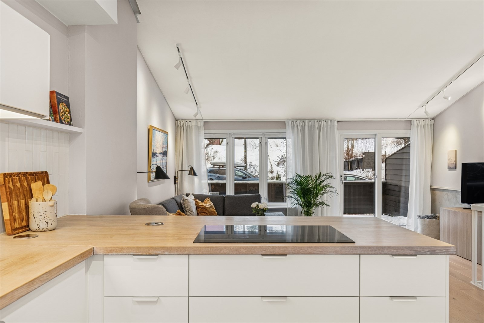 Åpen og innbydende stue-/kjøkkenløsning med naturlig lysinnslipp Galleribilde