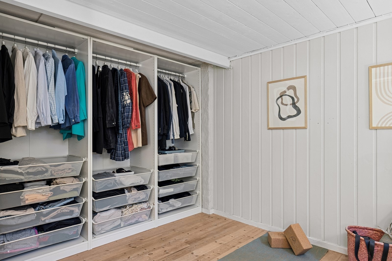 Rommet har tidligere vært benyttet som soverom, og har derfor en svært romlig garderobe. Galleribilde