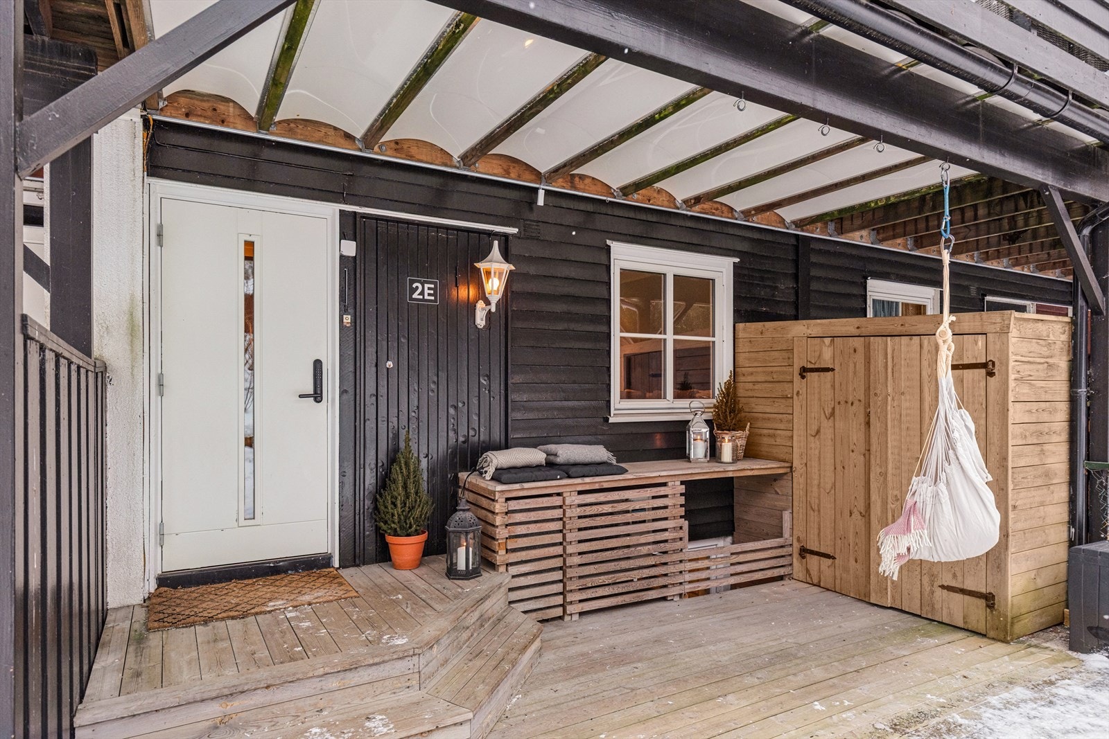 Overbygd inngangsparti med praktisk plass for oppbevaring. Galleribilde