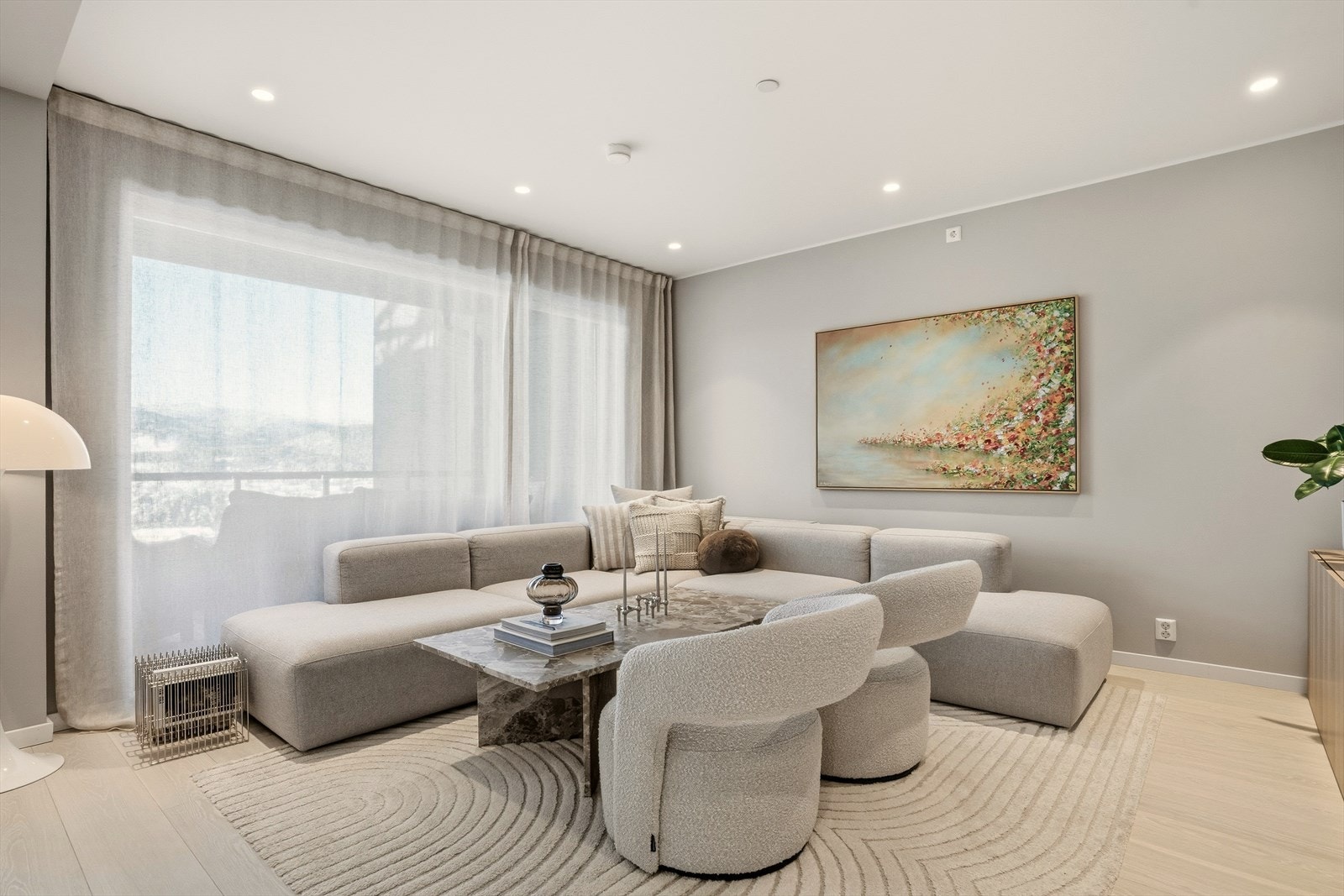 Her er det plass til å innrede med en romslig sofaløsning som plasseres på flere forskjellige måter ut ifra hvordan man ønsker å benytte rommet. Galleribilde