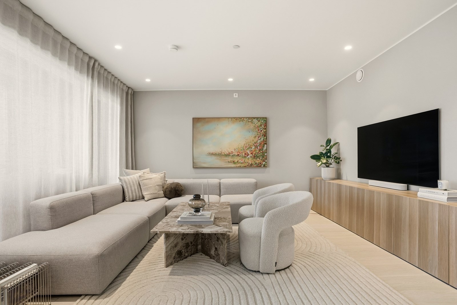 Stilfull og innbydende stue med moderne uttrykk. Galleribilde