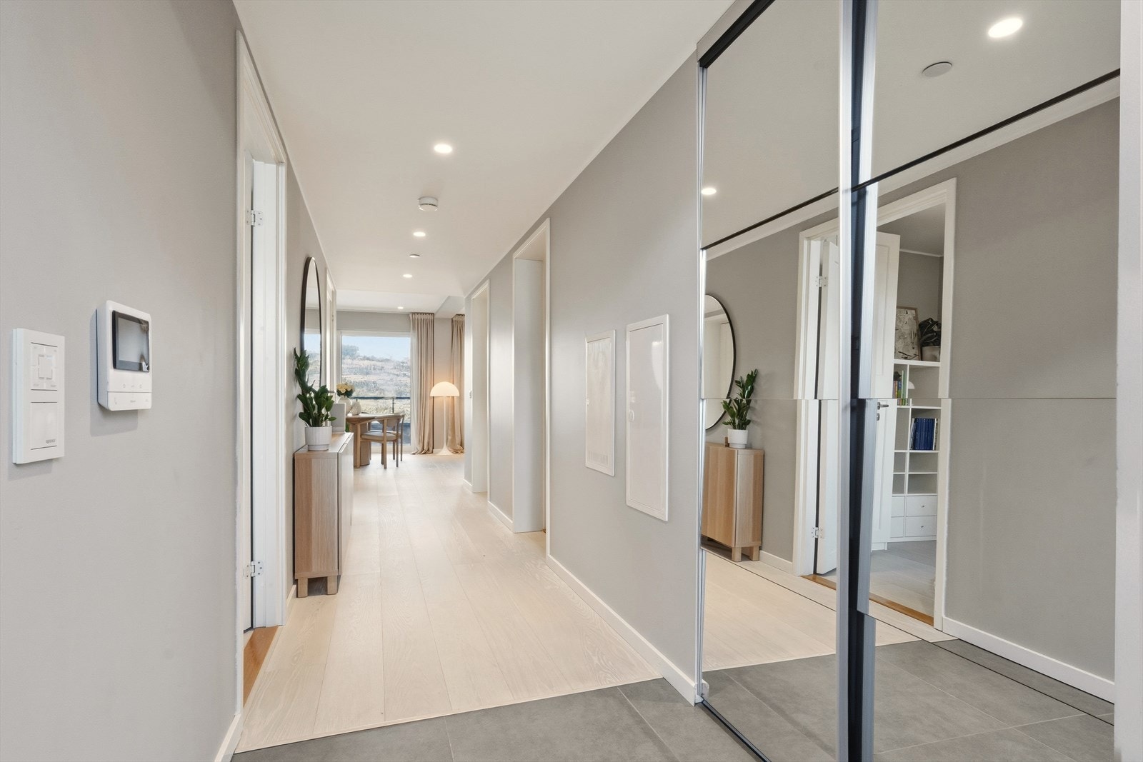 Gangen har flislagt gulv i ytre del sånn at man slipper å gå med våte og skitne sko på parketten. Det er skyvedørsgarderobe med speildører i gangen som både er praktisk og som ser lekkert ut. Galleribilde