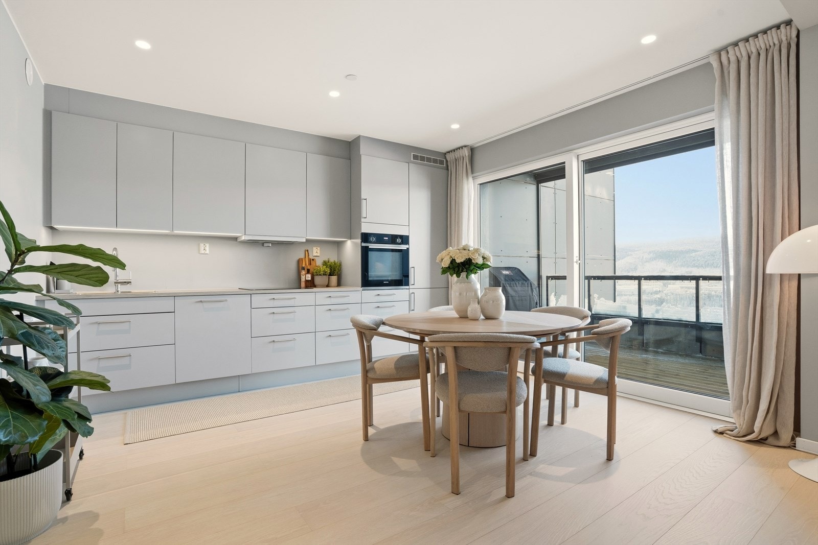 Leiligheten har en åpen stue- og kjøkkenløsning, noe som gir god plass spisebord i praktisk tilknytning til kjøkkenet. Galleribilde