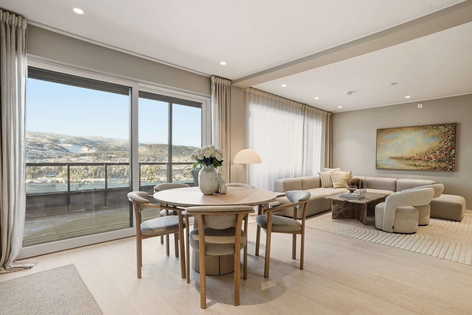 Store vindusflater som slipper inn rikelig med dagslys, og som gjør man kan nyte den fantastiske utsikten rett fra middagsbordet. Galleribilde