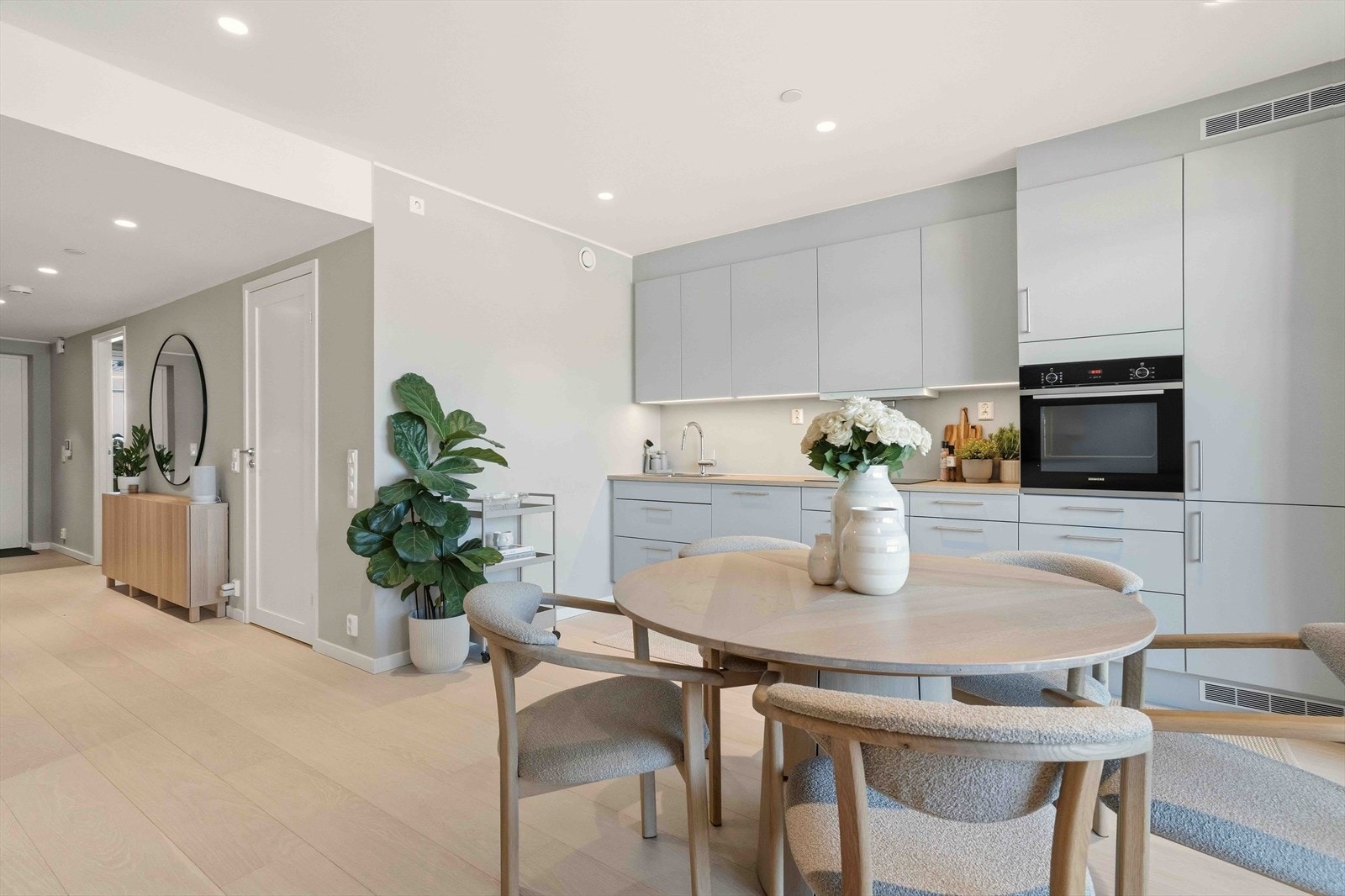 Lys og innbydende leilighet med moderne fargevalg, slette vegger og parkett. Galleribilde