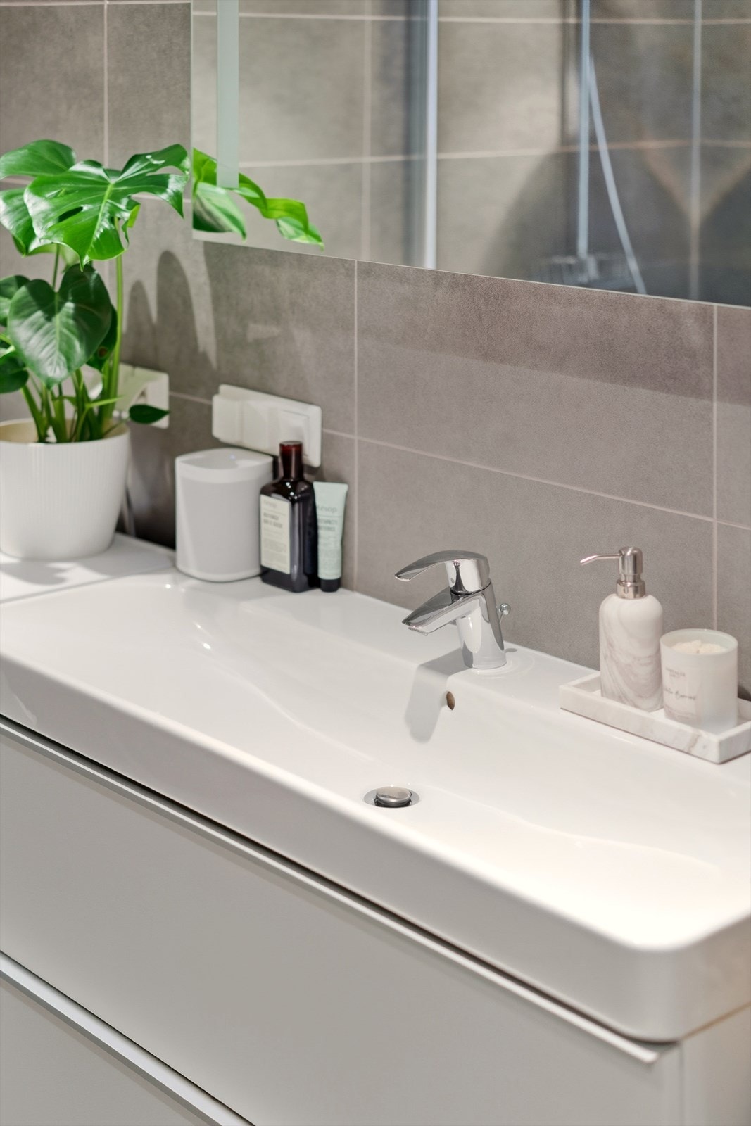 Praktisk baderomsinnredning med god oppbevaringsplass. Galleribilde