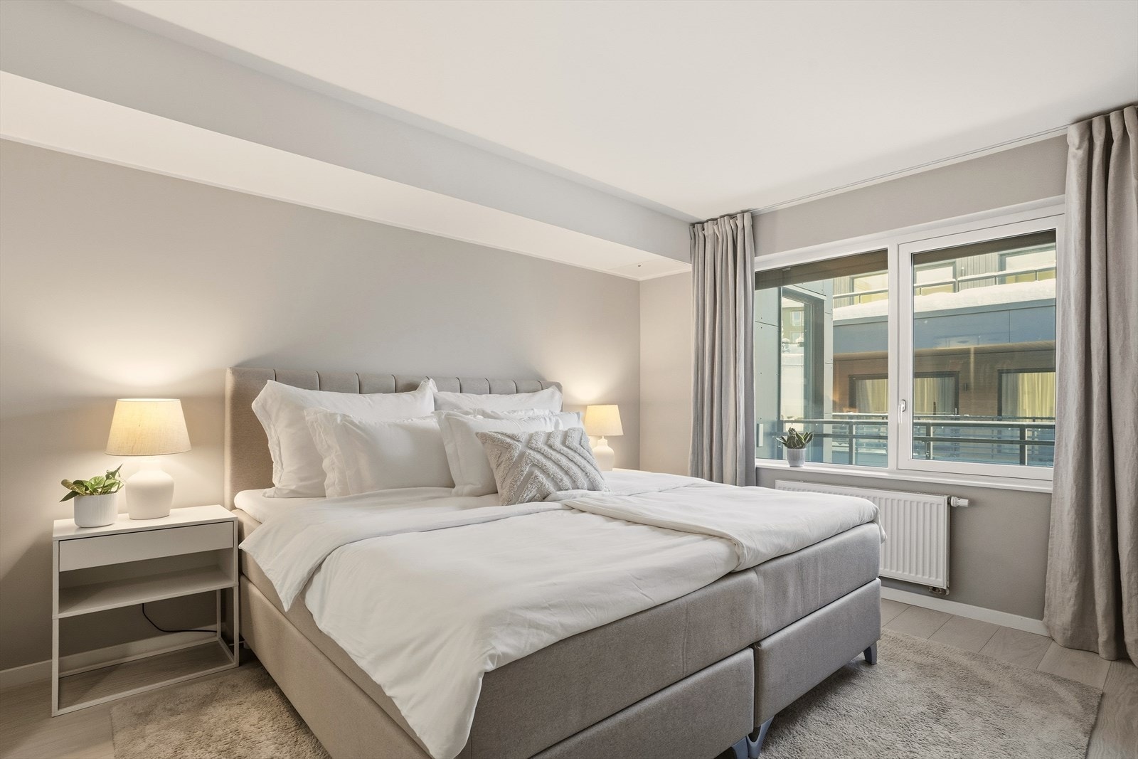 Lunt og innbydende hovedsoverom med god plass til dobbeltseng og nattbord. Galleribilde