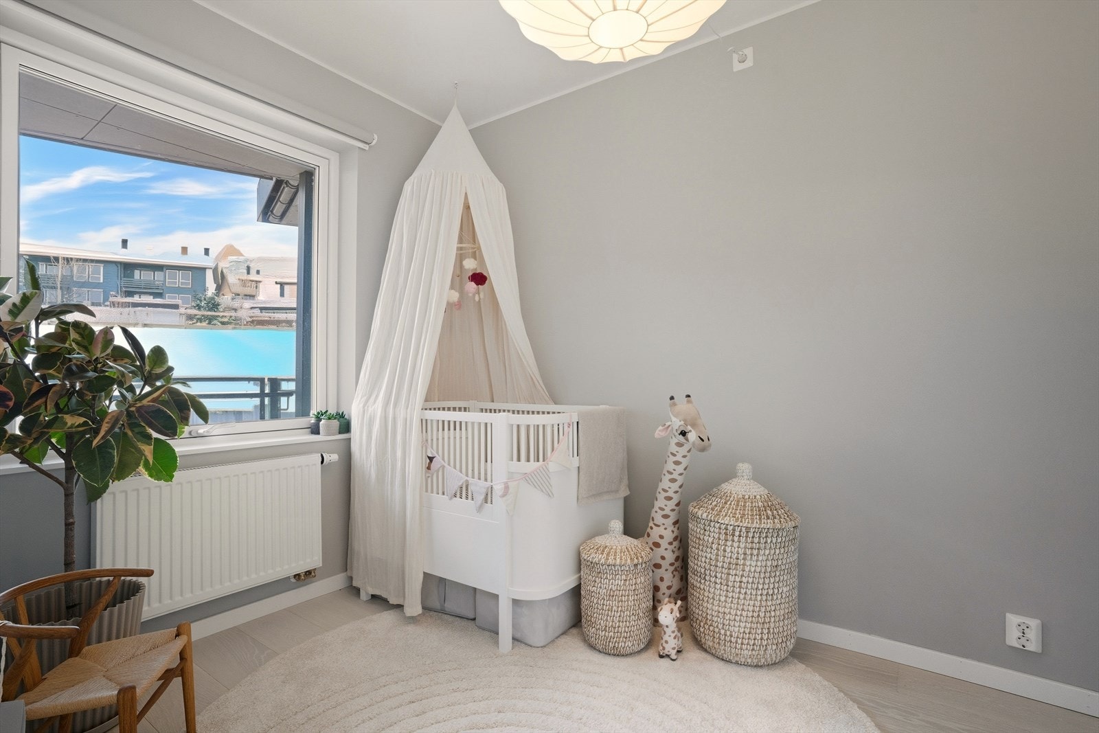 Soverom 2 passer perfekt som barnerom, gjesterom eller et trivelig hjemmekontor, alt etter behov. Galleribilde