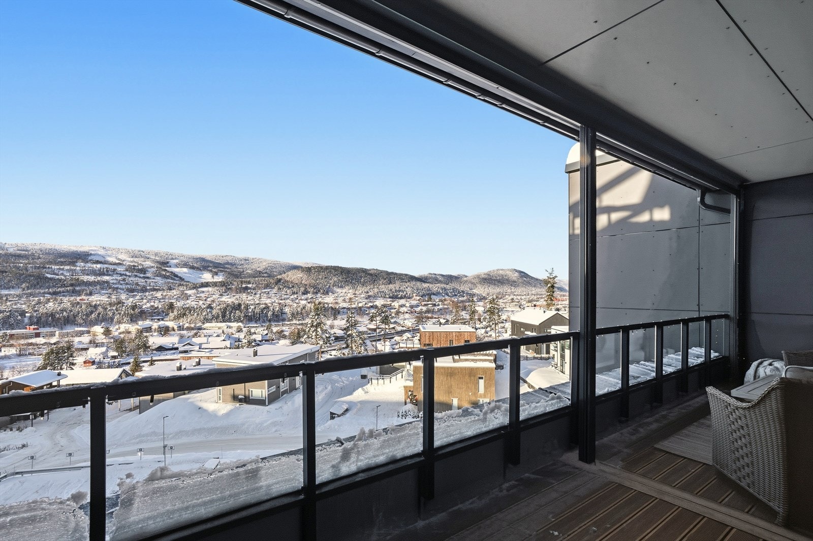 Balkongen er overbygget og det er montert screens langs hele balkongen, som gjør at man får både ly for nedbør og muligheten til å skjerme for sola på de mest solrike dagene. Galleribilde