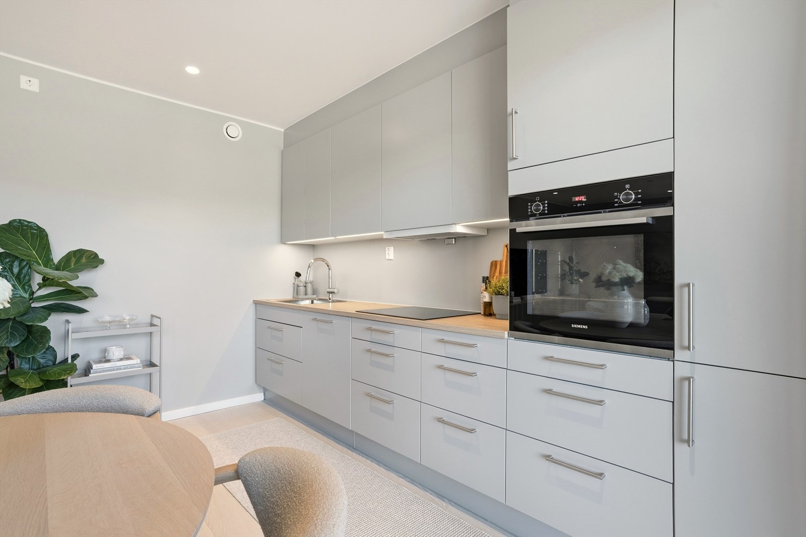 Innredningen byr på rikelig med oppbevaringsplass i både skuffer og skap. Galleribilde