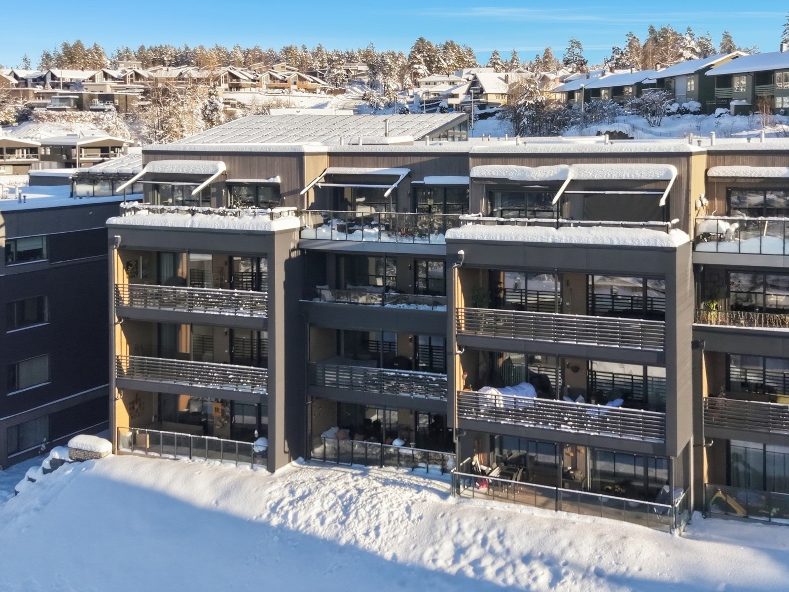 Leiligheten ligger i 4. etasje i et leilighetsbygg fra 2022, bedre kjent som Signaturhagen. Galleribilde