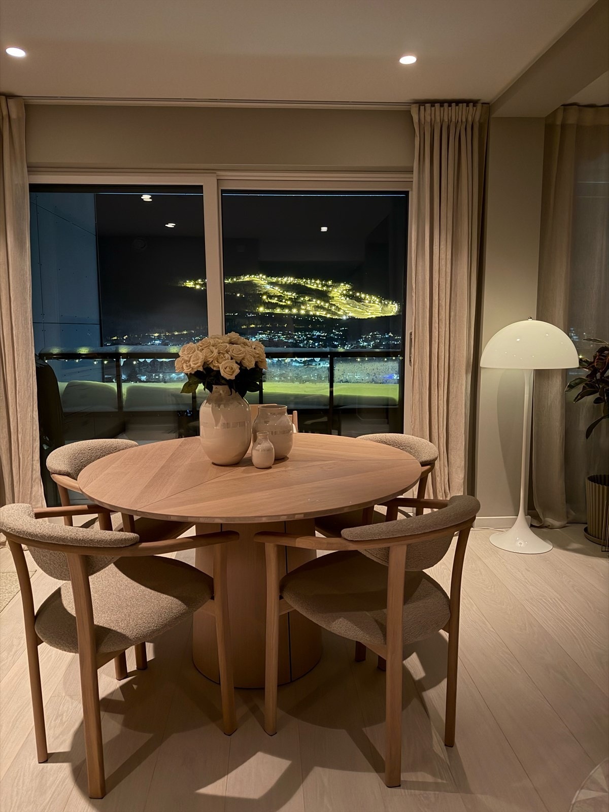 Spisestue/stue oppleves like innbydende på kvelden, med en rolig og avslappet atmosfære. Bilde tatt av selger. Galleribilde