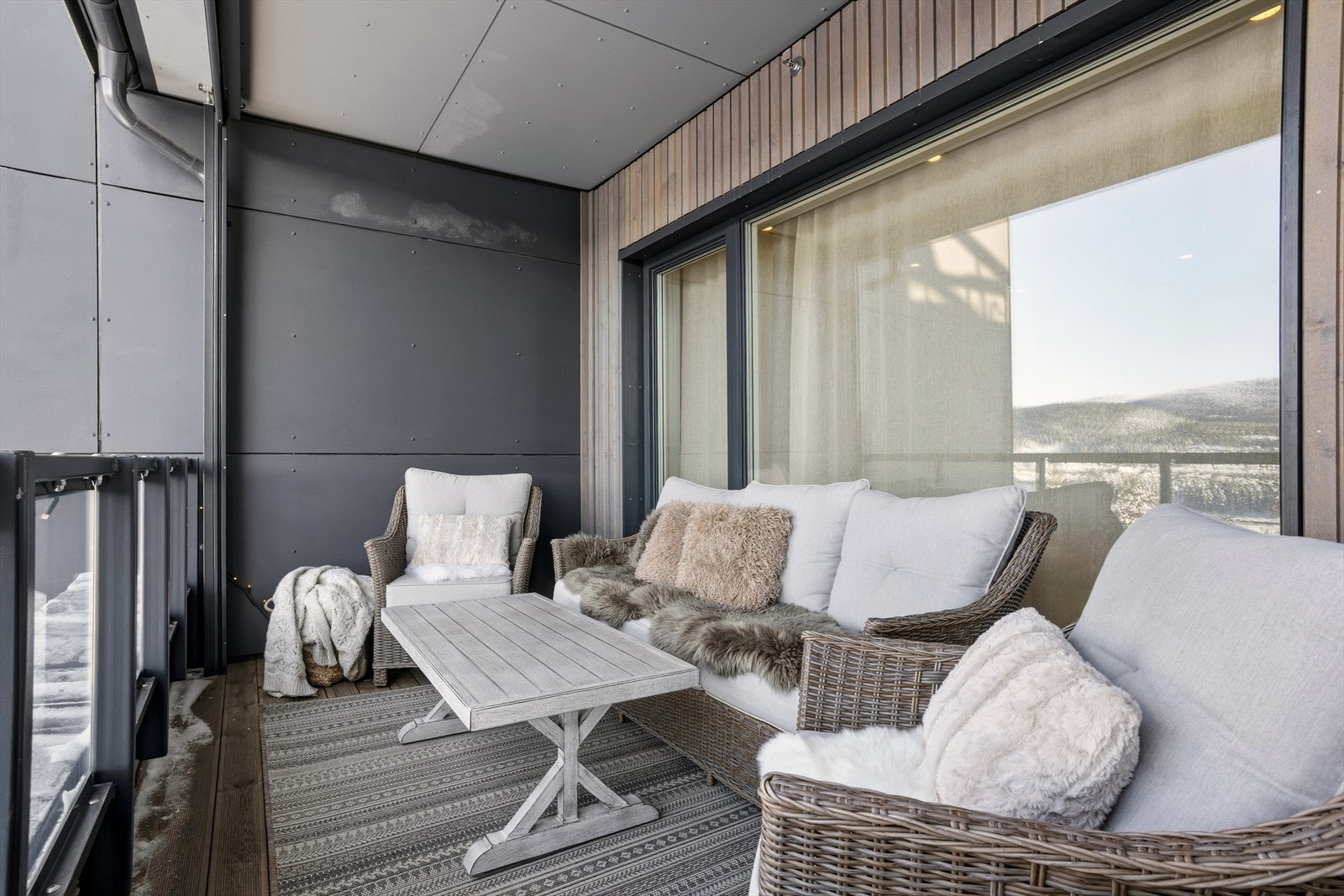 Balkongen er en flott forlengelse av stuen. Her er det god plass til en sittegruppe. Galleribilde