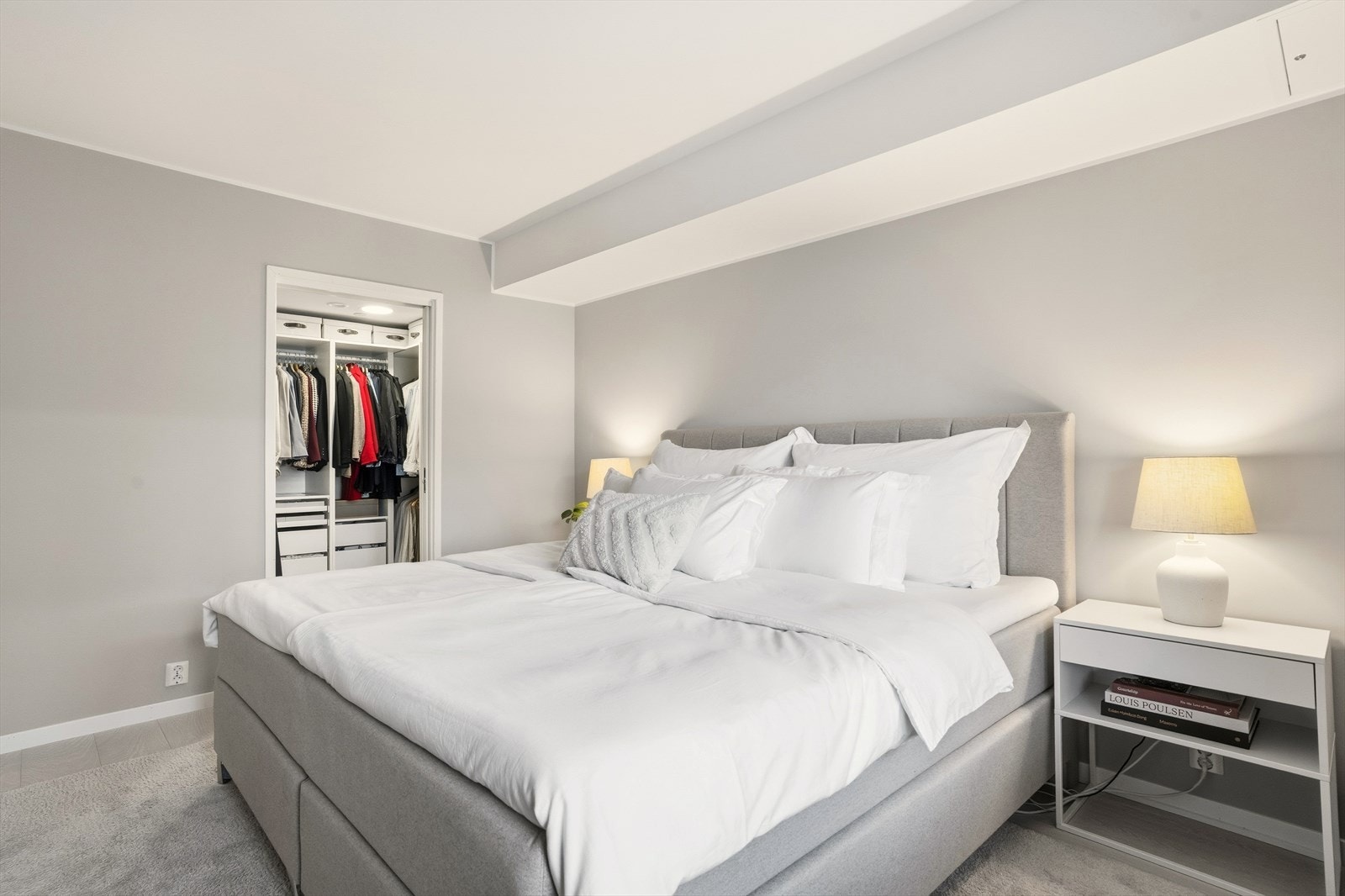 Inne på soverommet er det en praktisk bod, som i dag er innredet som et walk-in-closet. Galleribilde