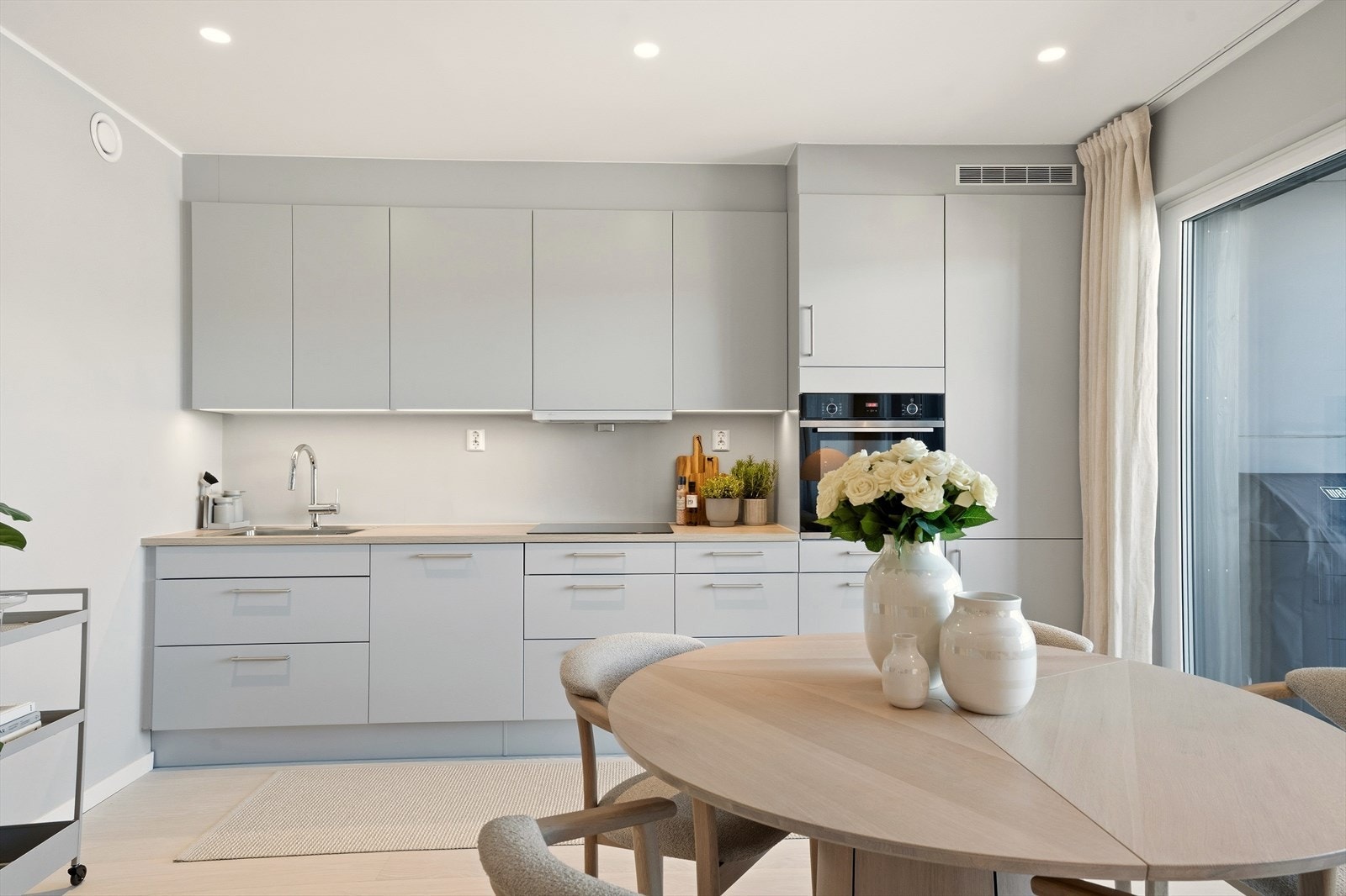 Kjøkkenet et utstyrt med platetopp, ventilator, stekeovn, oppvaskmaskin, og kjøl/frys. Galleribilde