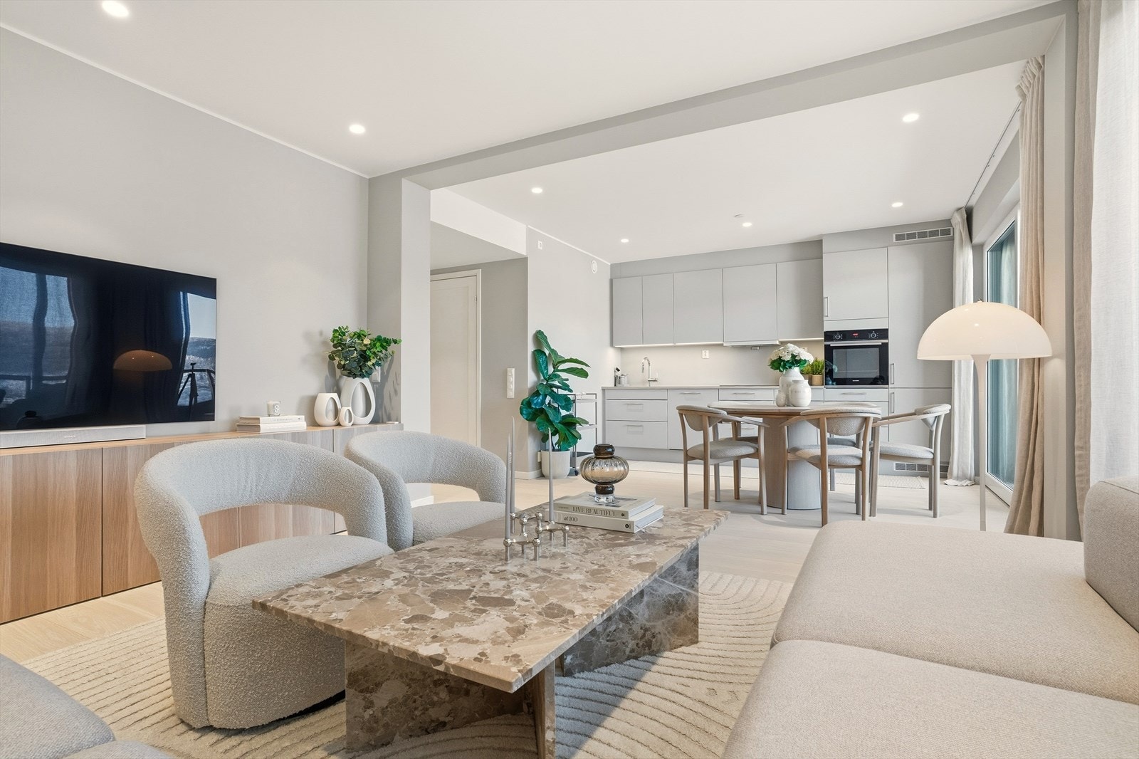 Fra stuen er det direkte utgang til en romslig balkong. Galleribilde